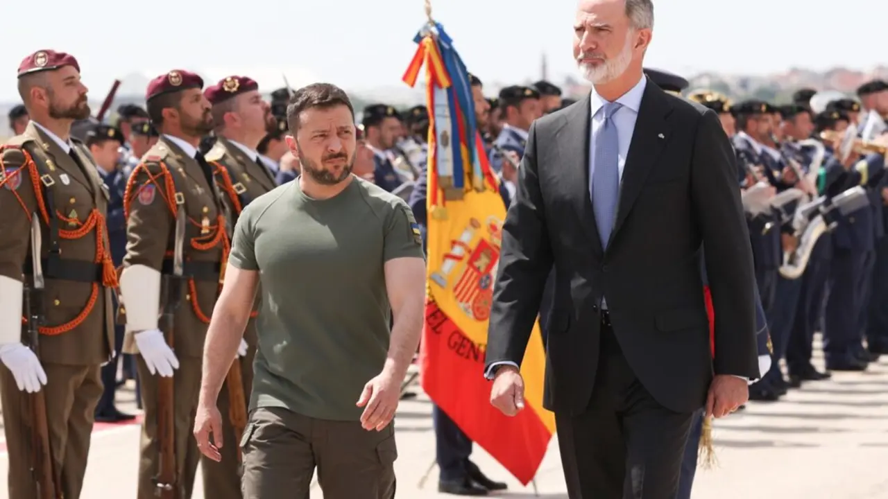 Archivo - El presidente de Ucrania, Volodimir Zelenski (i) y el Rey Felipe VI (d), a pie de pista tras llegar al aeropuerto de Adolfo Su&aacute;rez Madrid-Barajas, a 27 de mayo de 2024, en Madrid (Espa&ntilde;a). Esta es la primera visita oficial a Espa&ntilde;a de Zelenski,
- Casa de S.M. el Rey - Archivo
