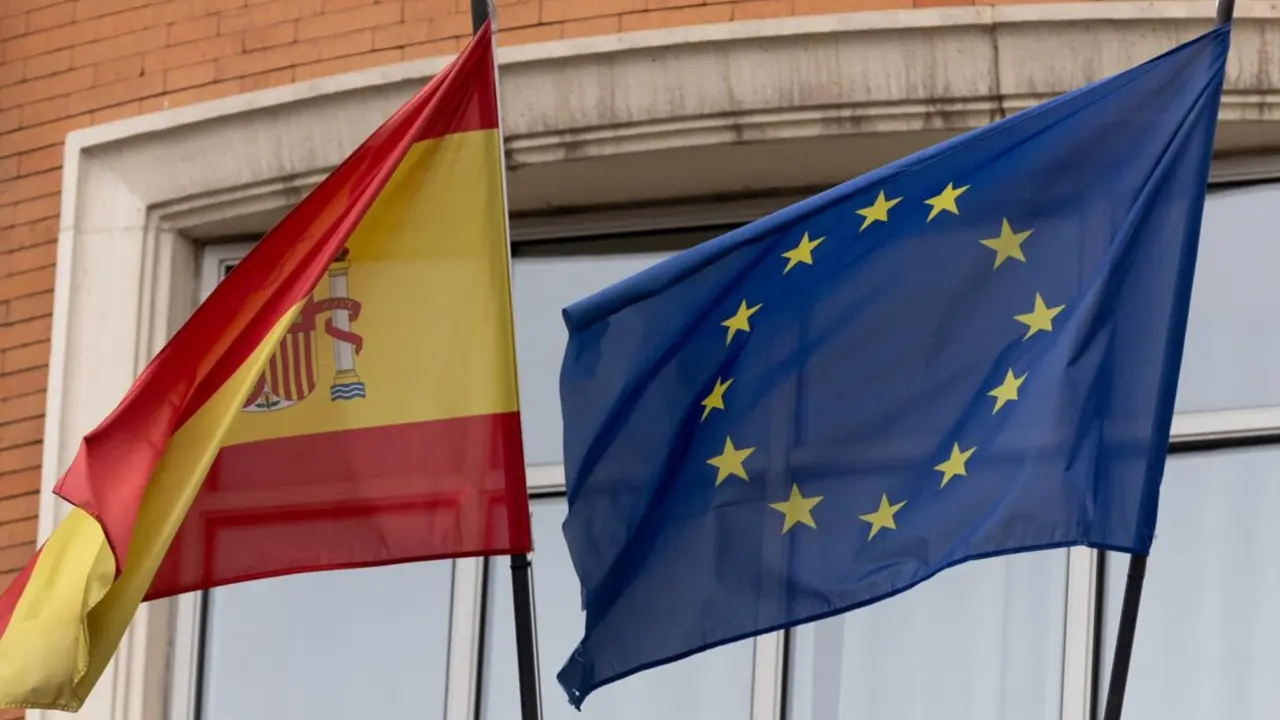 Archivo - Una bandera de la Uni&oacute;n Europea junto a una bandera de Espa&ntilde;a, a 3 de enero de 2024, en Madrid (Espa&ntilde;a). La bandera de la Uni&oacute;n Europea est&aacute; formada por 12 estrellas amarillas dispuestas en c&iacute;rculo sobre un fondo azul. Las estrellas representan
- Eduardo Parra - Europa Press - Archivo