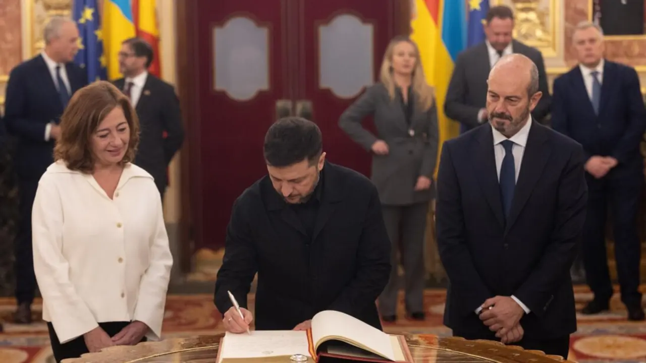 El presidente de Ucrania, Volodimir Zelenski (c), firma el libro de Honor del Congreso, junto a la presidenta del Congreso, Francina Armengol, y con el presidente del Senado, Pedro Roll&aacute;n (d), en el Congreso
- Eduardo Parra - Europa Press