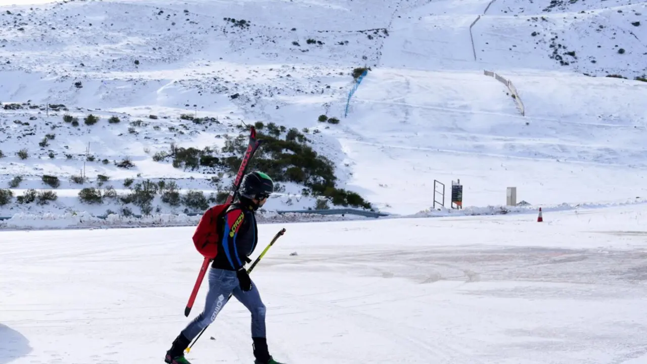 Archivo - Una persona camina por la estaci&oacute;n de esqu&iacute; y monta&ntilde;a de Alto Campoo, a 5 de diciembre de 2023, en Bra&ntilde;avieja, Cantabria (Espa&ntilde;a).
- Juanma Serrano - Europa Press - Archivo