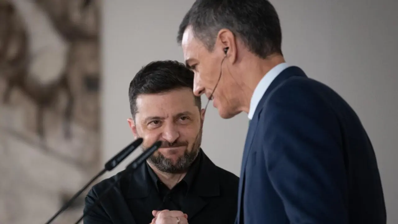 El presidente del Gobierno, Pedro S&aacute;nchez (d), y el presidente de Ucrania, Volod&iacute;mir Zelenski (i), durante una rueda de prensa posterior a su reuni&oacute;n en el Palacio de la Moncloa, a 18 de noviembre de 2025, en Madrid (Espa&ntilde;a).
- Fernando S&aacute;nchez - Europa Press