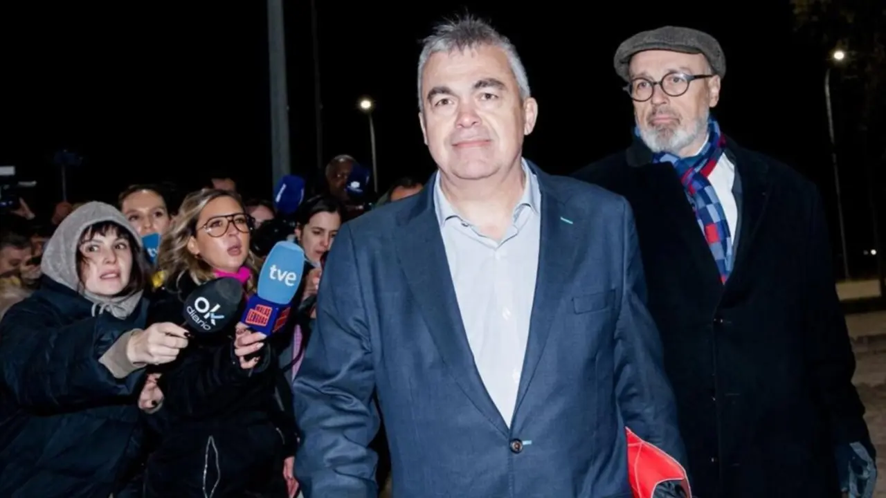 Primeras im&aacute;genes de Santos Cerd&aacute;n junto a uno de sus abogados tras salir de la c&aacute;rcel de Soto del Real tras casi cinco meses en prisi&oacute;n provisional por el 'caso Koldo'
- CARLOS LUJ&Aacute;N - EUROPA PRESS