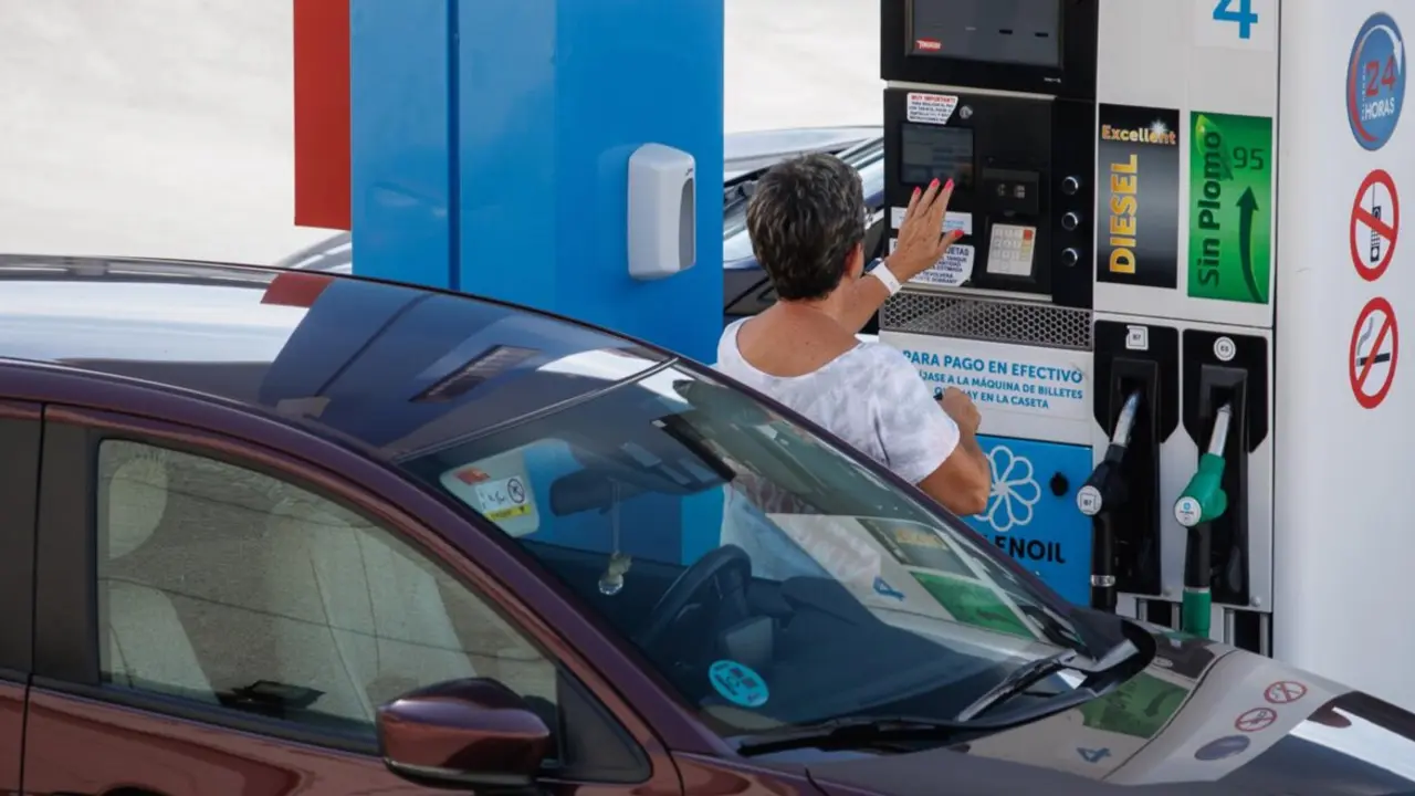Archivo - Una mujer antes de echar carburante a su veh&iacute;culo en una estaci&oacute;n de servicio
- Alejandro Mart&iacute;nez V&eacute;lez - Europa Press - Archivo