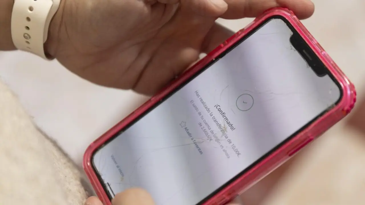Archivo - Una mujer realiza una transferencia bancaria con su tel&eacute;fono m&oacute;vil, a 10 de enero de 2025, en Madrid (Espa&ntilde;a). La banca debe ofrecer desde ayer, transferencias de dinero instant&aacute;neas al mismo precio que las normales, de acuerdo con el calendario
- Eduardo Parra - Europa Press - Archivo