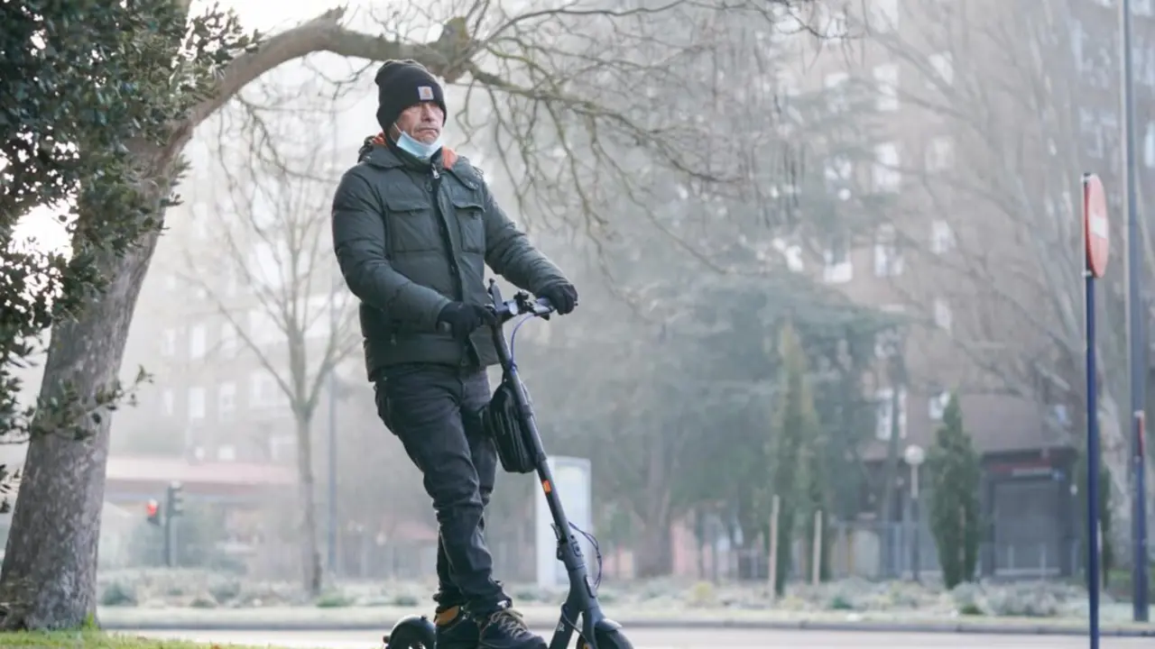 Archivo - Una persona sobre un patinete el&eacute;ctrico, a 9 de febrero de 2023, en Vitoria-Gasteiz, &Aacute;lava, Pa&iacute;s Vasco (Espa&ntilde;a).
- I&ntilde;aki Berasaluce - Europa Press - Archivo