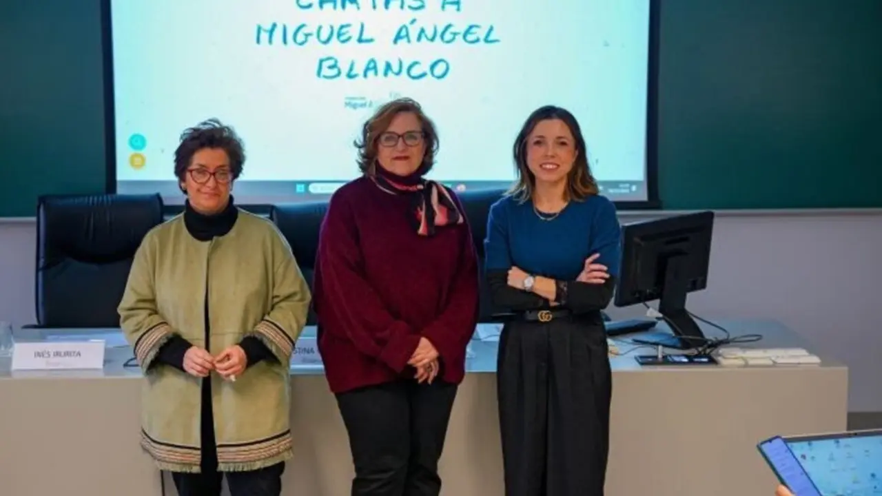 I-D: In&eacute;s Irurita, directora del Archivo General de la Universidad de Navarra; Cristina Cuesta, directora de la Fundaci&oacute;n Miguel &Aacute;ngel Blanco; y Mar&iacute;a Jim&eacute;nez, profesora de la Facultad de Comunicaci&oacute;n de la Universidad de Navarra.
- UNIVERSIDAD DE NAVARRA