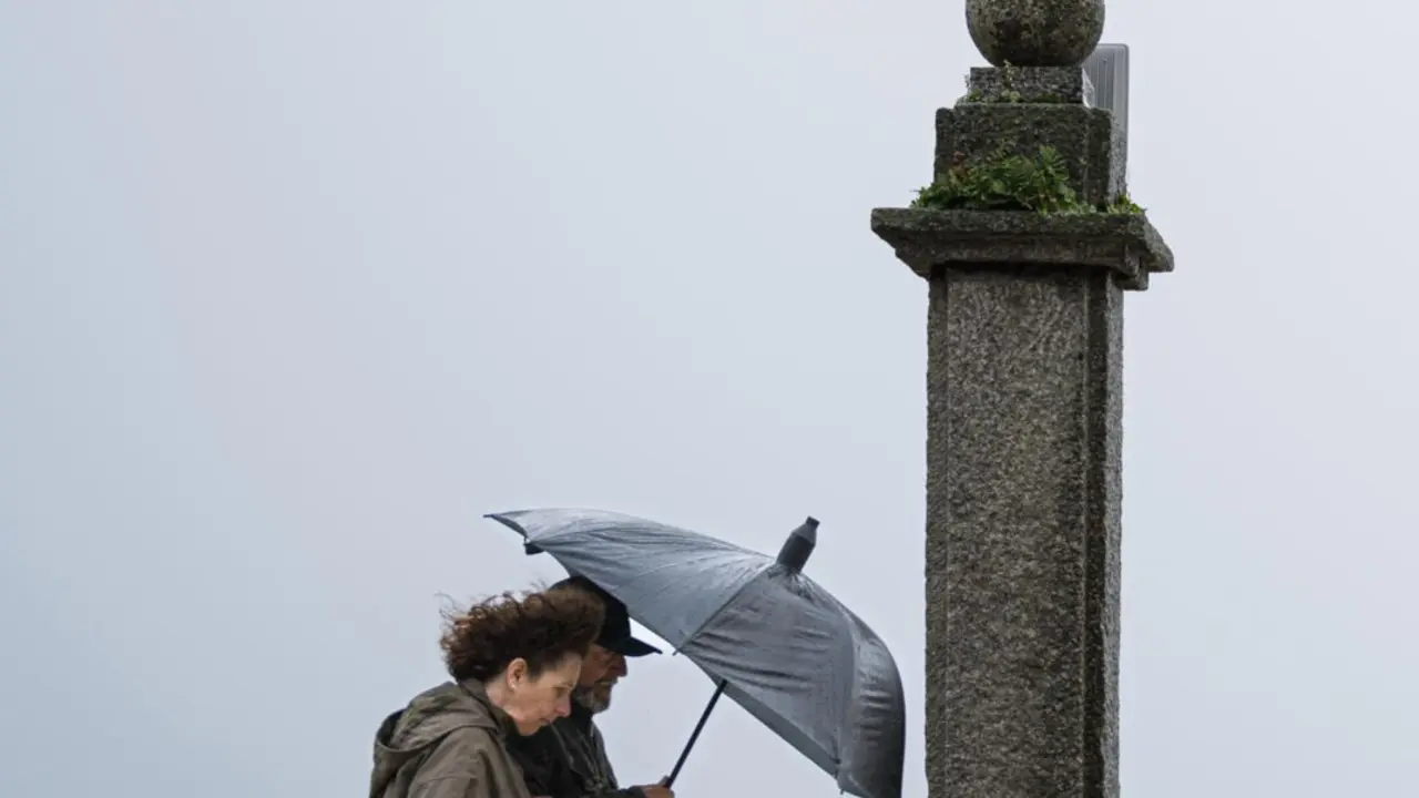 Archivo - Dos personas se refugian de la lluvia con paraguas en la comarca de Saln&eacute;s, a 27 de enero de 2025, en Saln&eacute;s, Pontevedra, Galicia (Espa&ntilde;a).
- Elena Fern&aacute;ndez - Europa Press - Archivo