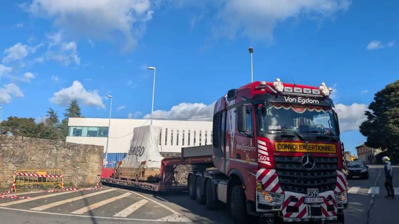 Llega al Centro de Protonterapia de Galicia el primer elemento del acelerador para el tratamiento de c&aacute;ncer - XUNTA