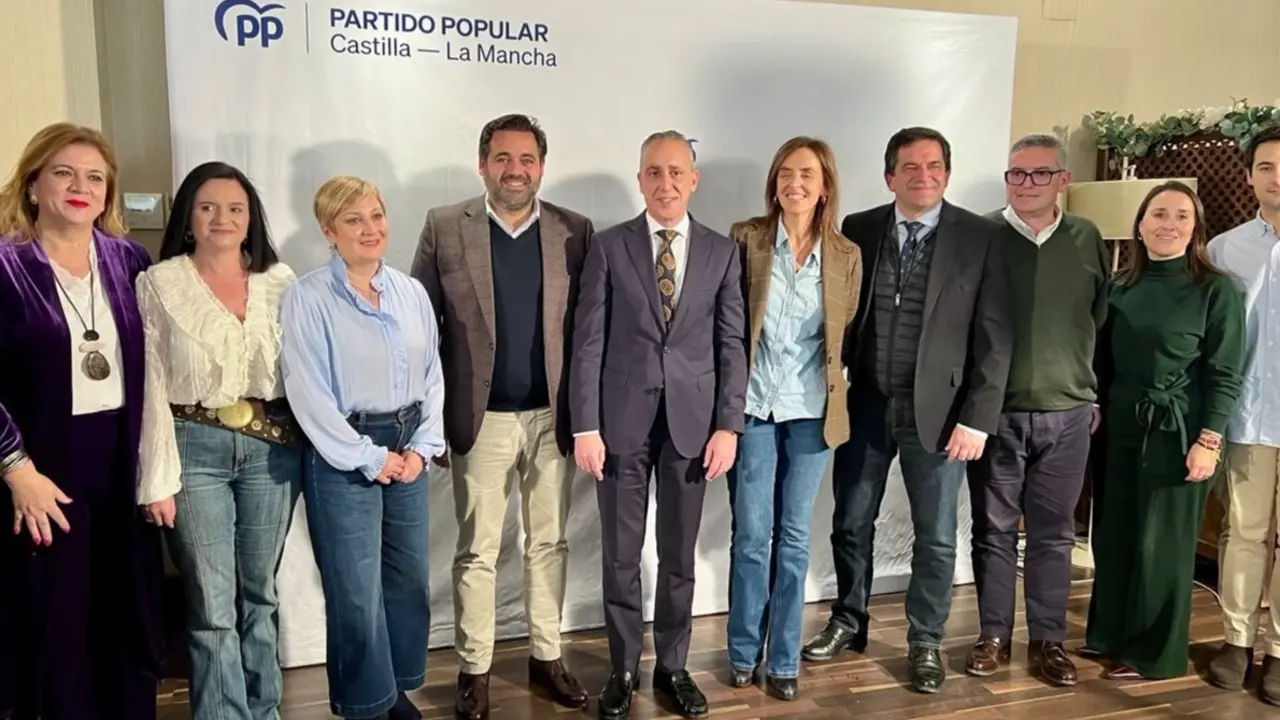 La vicesecretaria nacional de Sanidad y Pol&iacute;tica Social del Partido Popular, Carmen Funez, junto al presidente del PP Paco N&uacute;&ntilde;ez en el Congreso del PP de Puertollano.
- EUROPA PRESS