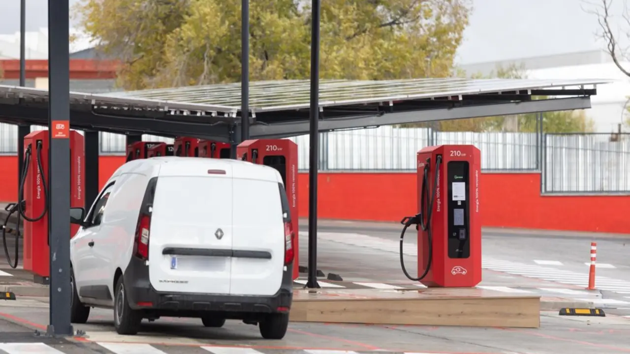 Electrolinera p&uacute;blica m&aacute;s grande de Madrid, en la calle Pirotecnia, 47, Vic&aacute;lvaro, a 14 de noviembre de 2025, en Madrid (Espa&ntilde;a). La infraestructura cuenta con 32 puntos de recarga, disponibles las 24 horas, cinco plazas son aptas para camiones ligeros y
- Eduardo Parra - Europa Press