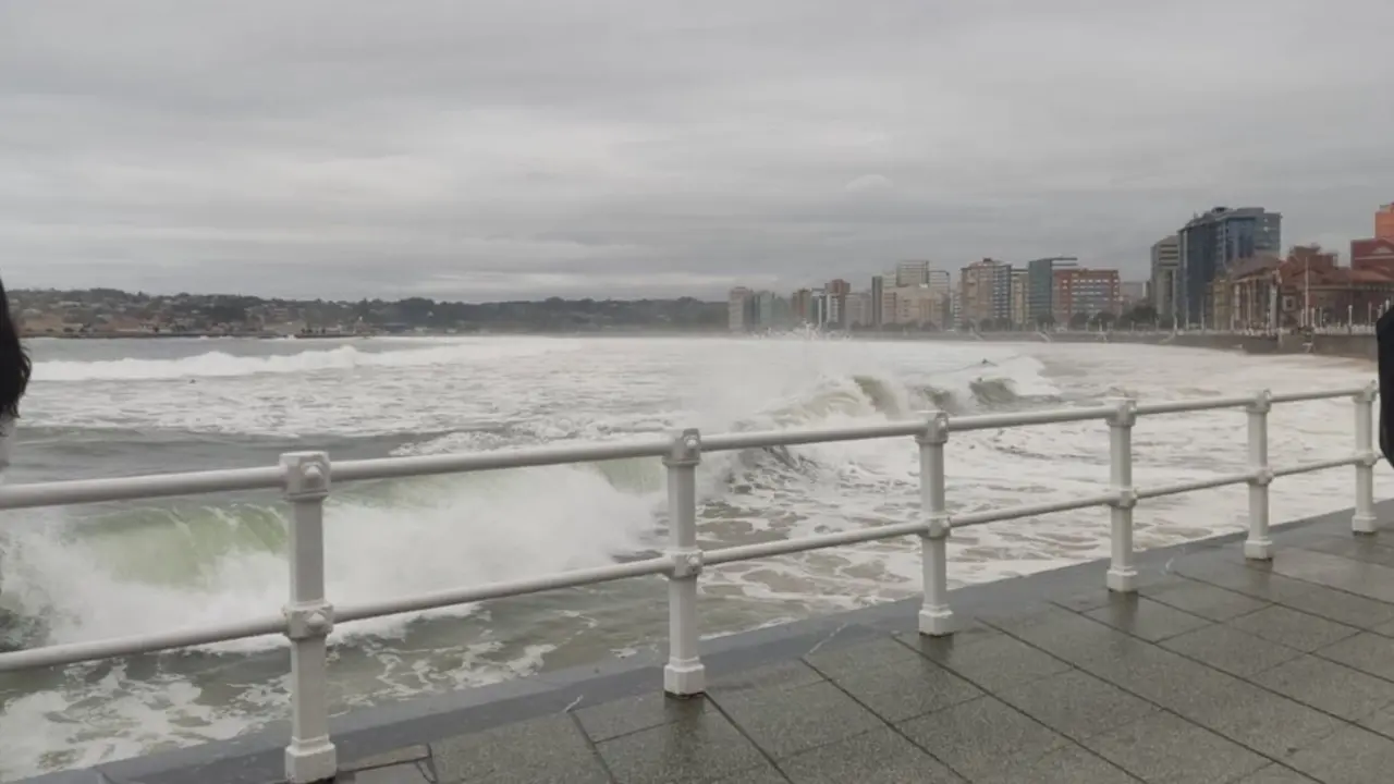 Archivo - Oleaje en Gij&oacute;n
- EUROPA PRESS - Archivo