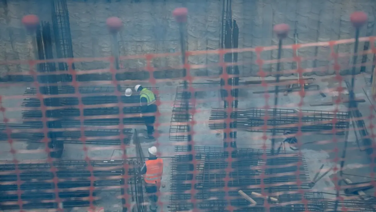 Archivo - Dos obreros trabajando en el forjado de un edificio, en Vallecas, a 23 de marzo de 2022
- Carlos Luj&aacute;n - Europa Press - Archivo
