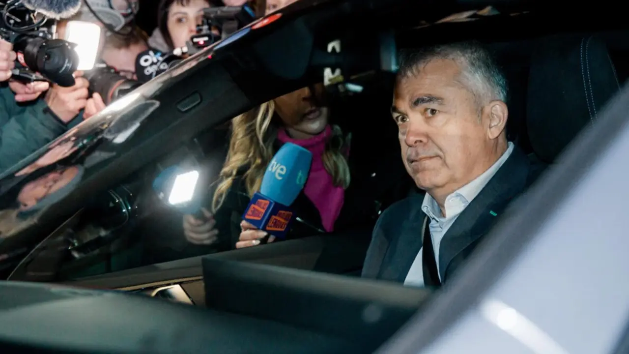 El exsecretario de organizaci&oacute;n del PSOE Santos Cerd&aacute;n a su salida de la prisi&oacute;n de Soto del Real, a 19 de noviembre de 2025, en Soto del Real, Madrid (Espa&ntilde;a).
- Carlos Luj&aacute;n - Europa Press