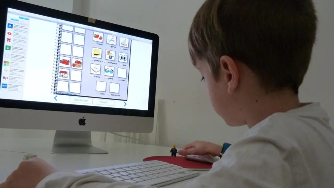 Archivo - Un menor utilziando un ordenador.
- EUROPA PRESS - Archivo