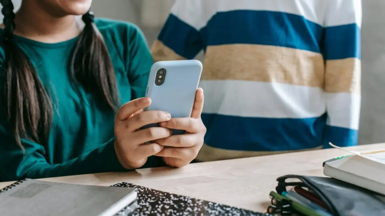 Archivo - Imagen de adolescentes usando un tel&eacute;fono m&oacute;vil
- JUNTA DE ANDALUC&Iacute;A - Archivo