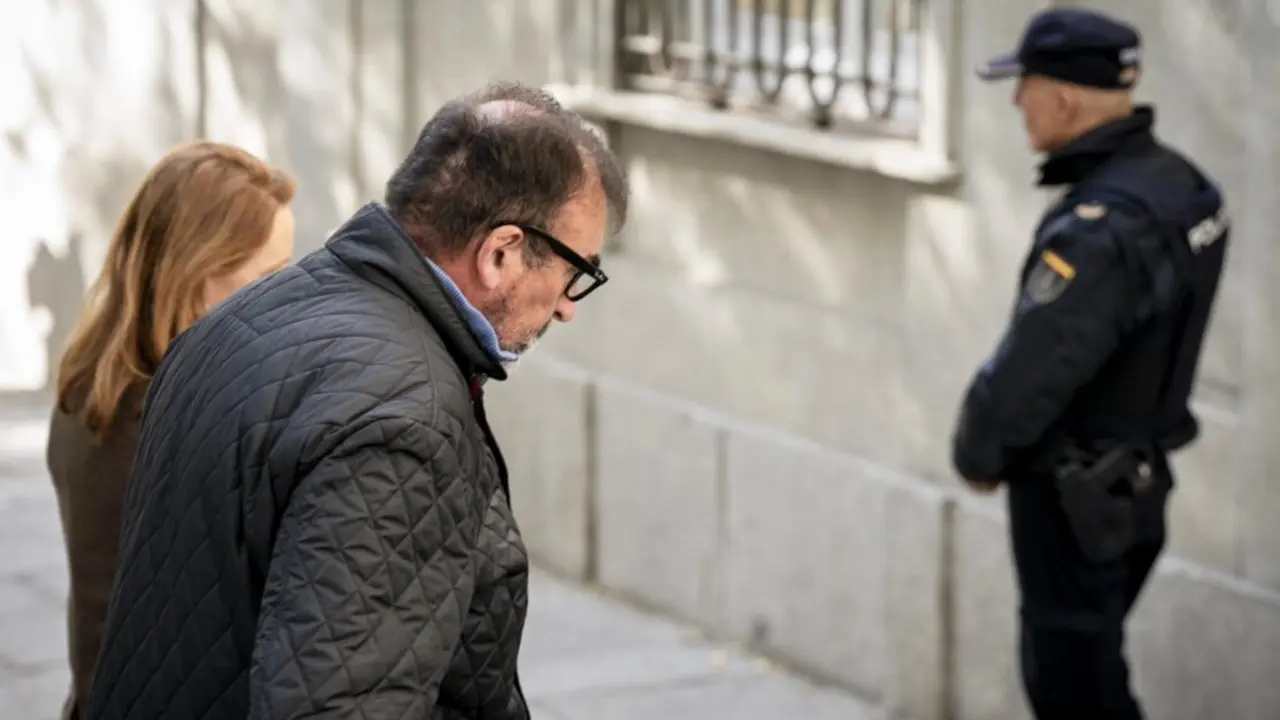 El exasesor ministerial Koldo Garc&iacute;a y su abogada, Leticia de la Hoz, a su llegada al Tribunal Supremo, a 27 de noviembre de 2025, en Madrid (Espa&ntilde;a).
- A. P&eacute;rez Meca - Europa Press