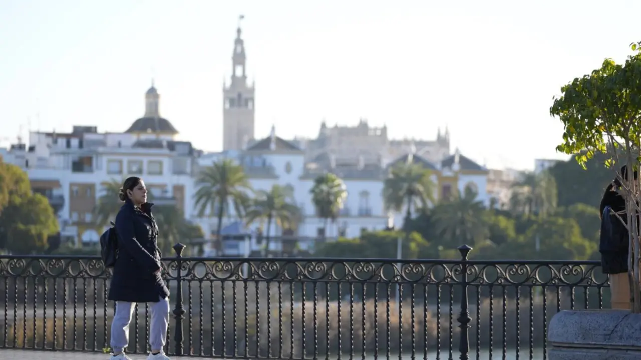 Archivo - Una mujer abrigada durante la ola de fr&iacute;o. A 14 de enero de 2025, en Sevilla (Andaluc&iacute;a, Espa&ntilde;a). Descenso de las temperaturas con m&iacute;nimas de 3 grados y m&aacute;ximas de 16 grados.
- Joaquin Corchero - Europa Press - Archivo