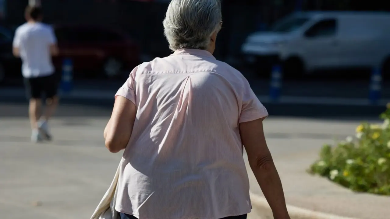 Archivo - Una mujer pensionista caminando por una calle de Madrid
- JES&Uacute;S HELL&Iacute;N / EUROPA PRESS - Archivo