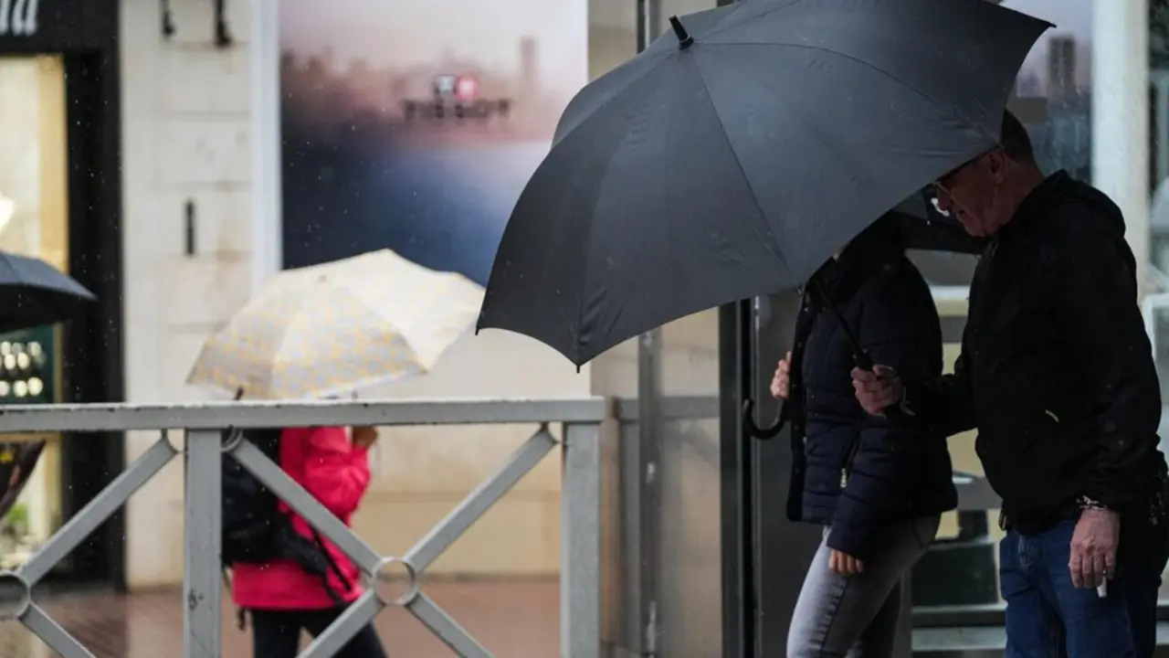 Sevillanos protegi&eacute;ndose de la lluvia y el viento, protagonistas de la jornada de hoy con avisos naranja y amarillo en gran parte de Andaluc&iacute;a. A 13 de noviembre de 2025, en Sevilla (Andaluc&iacute;a, Espa&ntilde;a).
- Mar&iacute;a Jos&eacute; L&oacute;pez - Europa Press
