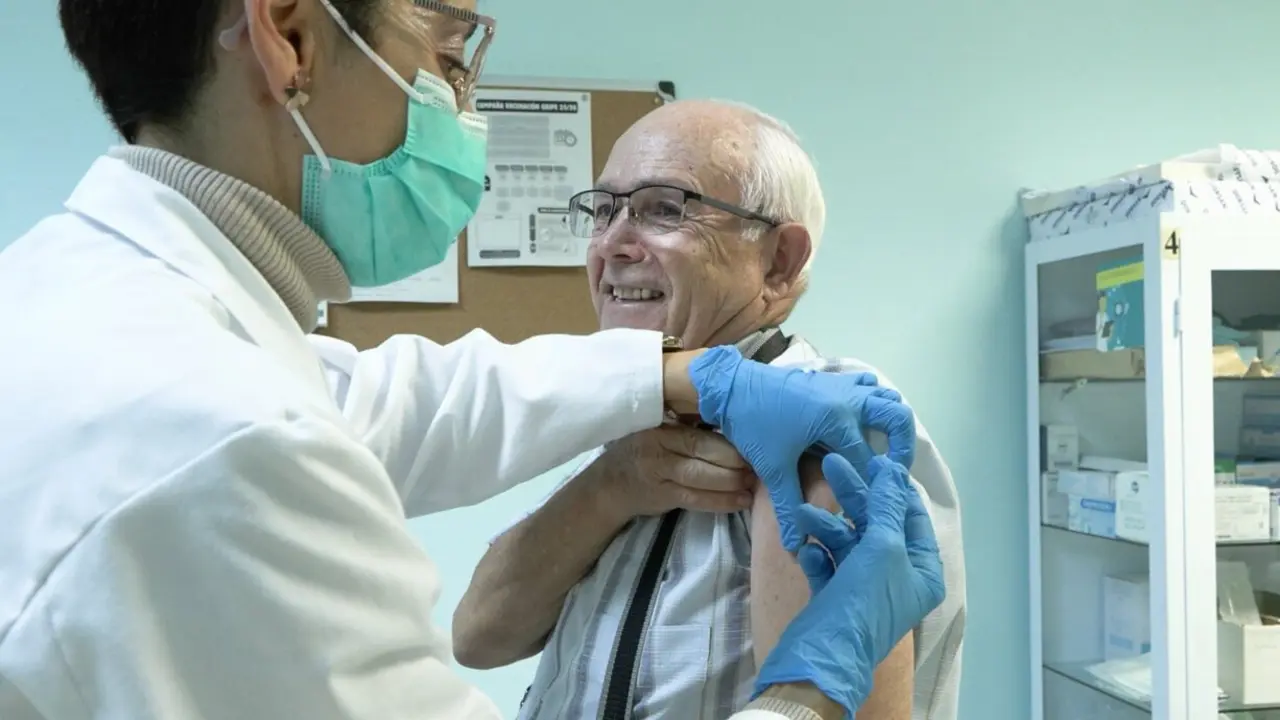 Un usuario acude a vacunarse en epidemia de gripe.
- EUROPA PRESS