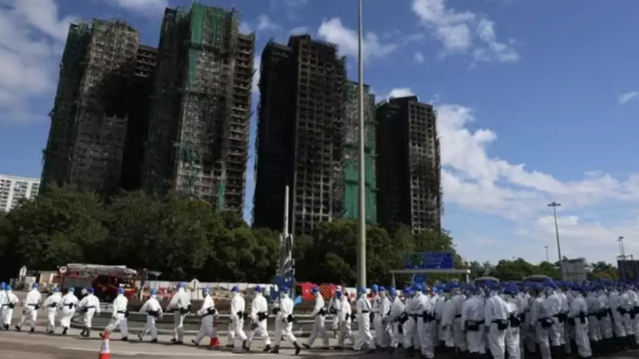 La Unidad de Identificaci&oacute;n de V&iacute;ctimas de la Polic&iacute;a de Hong Kong, desplegada ante los restos calcinados del complejo residencial Wang Fuk- Europa Press/Contacto/Sirius