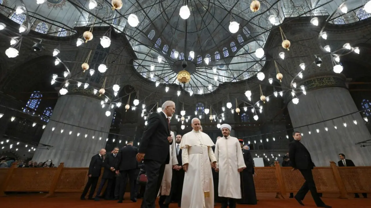 El Papa visita la Mezquita Azul de Estambul el 29 de noviembre de 2025. Photo: Vatican Media/IPA via ZUMA Press/dpa
- Vatican Media/IPA via ZUMA Press / DPA