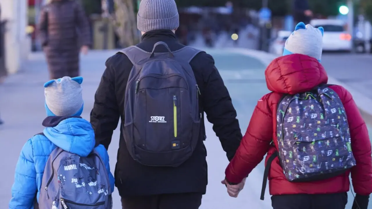 Archivo - Un padre, con sus dos hijos, caminan abrigados con la llegada de la borrasca Gerard, a 16 de enero de 2023 en Sevilla (Andaluc&iacute;a, Espa&ntilde;a).
- Joaquin Corchero - Europa Press - Archivo