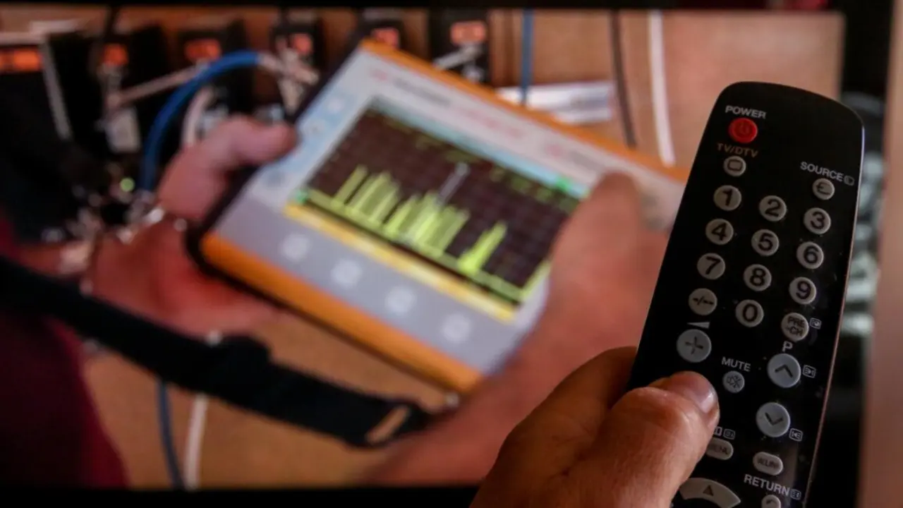Archivo - Una persona utiliza su mando de la televisi&oacute;n para buscar canales, en Madrid (Espa&ntilde;a.
- Ricardo Rubio - Europa Press - Archivo