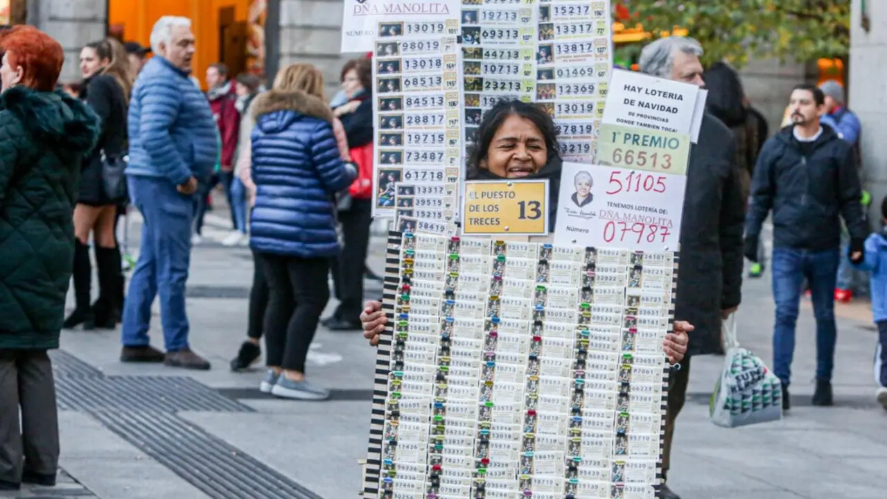 Archivo - Una mujer vende d&eacute;cimos de Loter&iacute;a de Navidad de la Administraci&oacute;n de Do&ntilde;a Manolita, en Madrid (Espa&ntilde;a), a 18 de noviembre de 2019.
- Ricardo Rubio - Europa Press - Archivo