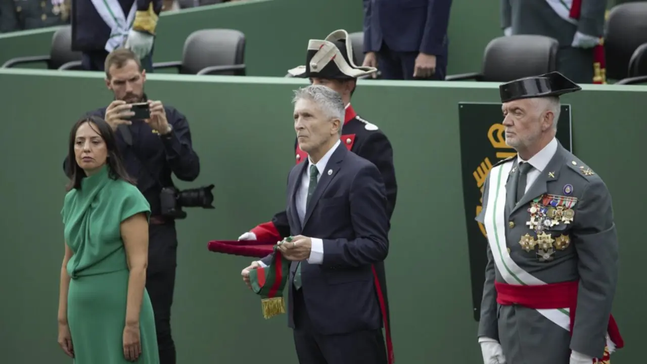 Archivo - La directora general de la Guardia Civil, Mercedes Gonz&aacute;lez (i), y el ministro del Interior, Fernando Grande-Marlaska (c), durante el acto central de la celebraci&oacute;n de la patrona de la Guardia Civil
- Javier Pulpo - Europa Press - Archivo