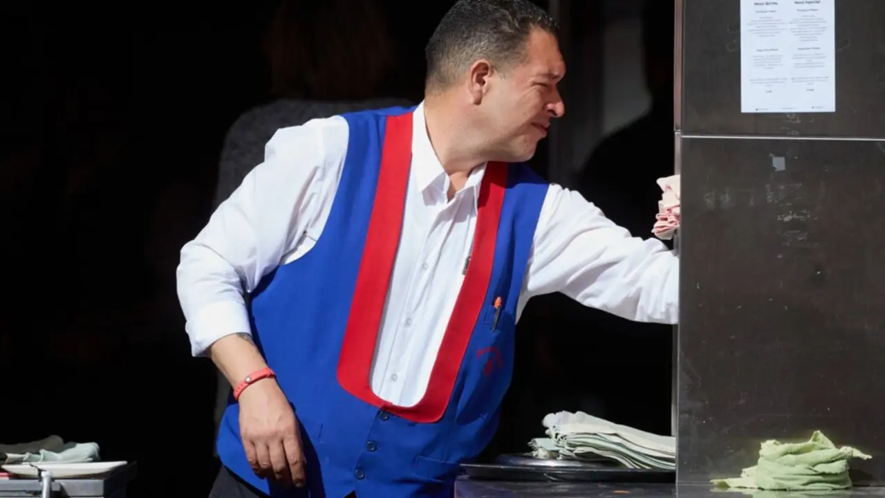 Archivo - Un camarero durante su jornada laboral
- Jes&uacute;s Hell&iacute;n - Europa Press - Archivo