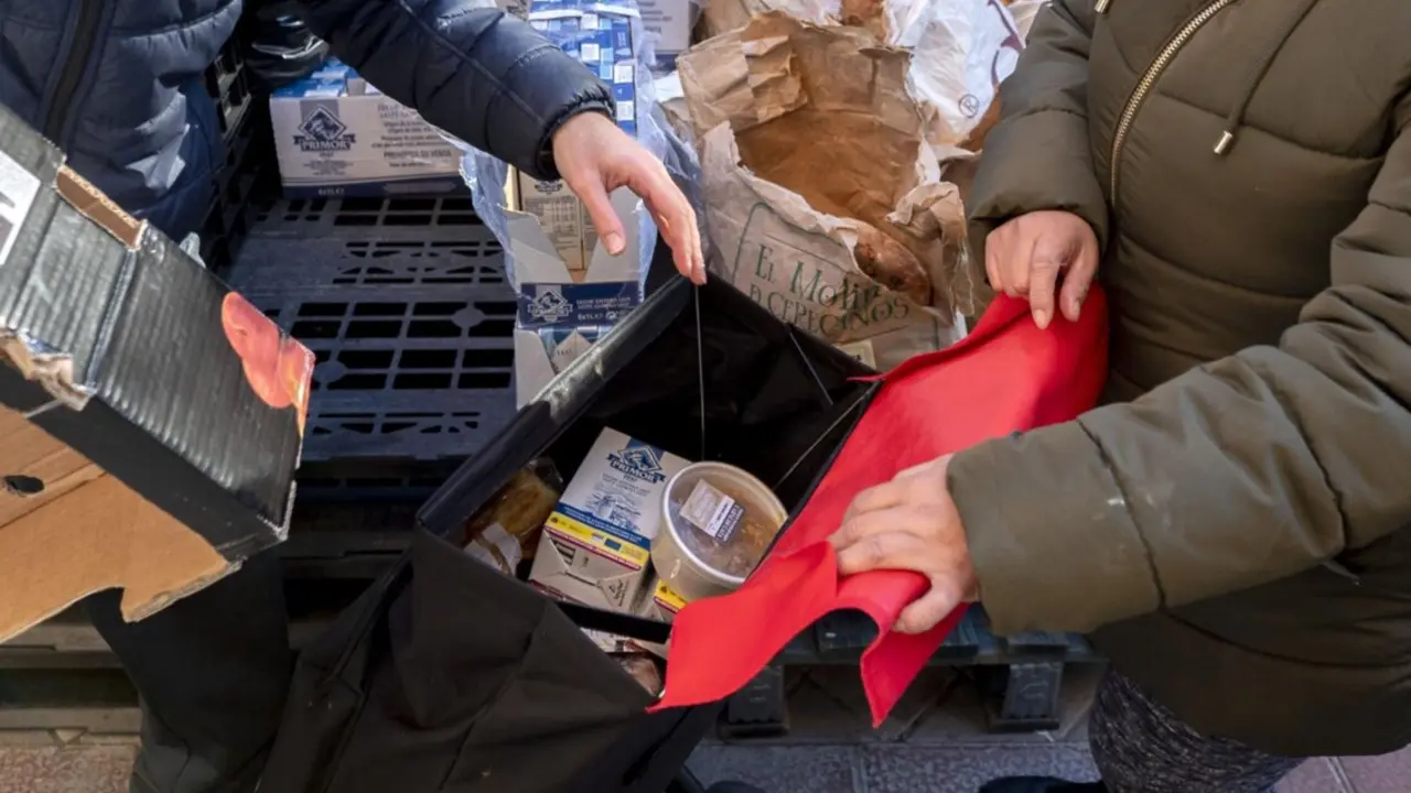 Archivo - Personas en situaci&oacute;n de vulnerabilidad en una recogida de alimentos.
- Alberto Ortega - Europa Press - Archivo