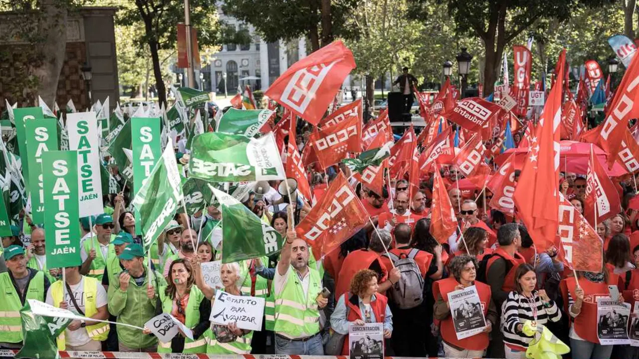 
<p>Convocada por los sindicatos del &Aacute;mbito de Negociaci&oacute;n, comenzar&aacute; el 27 de enero y ser&aacute; cada martes de manera indefinida</p>
<p>   MADRID, 4 (EUROPA PRESS)</p>
<p>   Las organizaciones sindicales con representaci&oacute;n en el &Aacute;mbito de Negociaci&oacute;n -SATSE-FSES, FSS-CCOO, UGT, CSIF y CIG-Sa&uacute;de- han anunciado este jueves una huelga indefinida de todos los profesionales sanitarios a partir del pr&oacute;ximo 27 de enero, y cada martes, por el rechazo del Ministerio de Sanidad a acordar un nuevo Estatuto Marco que mejore las condiciones laborales de los trabajadores.</p>
<p>   As&iacute; lo han anunciado los sindicatos, en rueda de prensa conjunta, despu&eacute;s de constatar que, tras cerca de tres a&ntilde;os de negociaci&oacute;n, el Ministerio que dirige M&oacute;nica Garc&iacute;a "no tiene intenci&oacute;n de pactar un texto de la nueva Ley que realmente beneficie al conjunto del personal estatuario, sin excepciones y sin discriminaciones entre colectivos profesionales".</p>
<p>   "El Ministerio de Sanidad ha rechazado alcanzar un acuerdo para aprobar un Estatuto Marco en el que tengan cabida todos los profesionales. Despu&eacute;s de casi tres a&ntilde;os de negociaciones, Sanidad no tiene intenci&oacute;n de acordar un Estatuto Marco justo, &uacute;til y beneficioso para todos los trabajadores, sin privilegios entre colectivo profesionales", ha se&ntilde;alado la secretaria estatal del Sector Salud de UGT Servicios P&uacute;blicos, Bego&ntilde;a Ballell.</p>
<p>   De este modo, la huelga indefinida comenzar&aacute; el pr&oacute;ximo 27 de enero y se celebrar&aacute;n los martes de cada semana, con car&aacute;cter indefinido, hasta que se consiga un texto beneficioso para los profesionales. Los sindicatos aseguran que el Ministerio ha hecho "o&iacute;dos sordos" a todos sus intentos de cerrar un texto normativo cuyo objetivo sea el inter&eacute;s com&uacute;n de todos los trabajadores y trabajadoras.</p>
<p>   "Hacemos un llamamiento firme a todos los trabajadores del Sistema Nacional de Salud, ya que la unidad hace la fuerza y solo desde la movilizaci&oacute;n conseguiremos un Estatuto Marco que permita avanzar y garantizar un servicio sanitario s&oacute;lido, moderno y capaz de responder a las necesidades de la ciudadan&iacute;a. Este es un momento decisivo, no nos han dejado otra alternativa y vamos a responder con toda la determinaci&oacute;n necesaria", ha destacado Ballell.</p>
<p>   Seg&uacute;n las organizaciones, desde el Ministerio de Sanidad, no solo no se ha querido avanzar en la negociaci&oacute;n con los sindicatos legitimados y que representan al 100 por 100 del personal estatutario del SNS, sino que "la ha dificultado, entorpecido y dilatado al mantener y alimentar una negociaci&oacute;n paralela con otras organizaciones fuera del &Aacute;mbito de Negociaci&oacute;n".</p>
<p>   "Sanidad ha entorpecido la negociaci&oacute;n, ignorando a quienes representamos al cien por cien del personal estatuario. Tenemos representaci&oacute;n en la mesa de negociaci&oacute;n gracias a las elecciones sindicales, Tenemos derecho de defender el derecho de todos", ha se&ntilde;alado Ballell.</p>
<p>    En este sentido, el presidente del sector nacional de Sanidad de CSIF, Fernando Hontangas, ha subrayado que la negociaci&oacute;n ha sido "vulnerada y violada" por parte del Ministerio. "Las negociaciones paralelas del Ministerio nos parecen una violaci&oacute;n del espacio legitimado", ha se&ntilde;alado, refiri&eacute;ndose a las reuniones de Sanidad con CESM y SMS.</p>
<p>   Las organizaciones acusan al Ministerio de que la &uacute;ltima reuni&oacute;n fue el 6 de noviembre, poco despu&eacute;s de la manifestaci&oacute;n del 1 de octubre, y que desde entonces no han tenido m&aacute;s comunicaci&oacute;n con el departamento que dirige M&oacute;nica Garc&iacute;a. "No nos han entregado el &uacute;ltimo borrador, nos dijeron que nos dar&iacute;an una nueva cita para abordar la clasificaci&oacute;n y retribuciones. Seguimos a la espera", ha apuntado Ballell.</p>
<p>FRENTE COM&Uacute;N SINDICAL</p>
<p>   SATSE-FSES, FSS-CCOO, UGT, CSIF y CIG-Sa&uacute;de han lamentado que un Ministerio que forma parte de un Gobierno, que se autodefine como progresista y firmemente defensor de la sanidad p&uacute;blica, haya sido el &uacute;nico que ha tenido el "dudoso honor" de lograr un frente com&uacute;n sindical para convocar una huelga general en la sanidad de nuestro pa&iacute;s.</p>
<p>   Los sindicatos afirman que M&oacute;nica Garc&iacute;a no ha querido escuchar a los 10.000 profesionales que se manifestaron el pasado mes de octubre, frente a las puertas de su Ministerio, y, despu&eacute;s de dos reuniones "infructuosas", ha paralizado la negociaci&oacute;n con ellos, mientras s&iacute; avanzan con otras organizaciones que defienden intereses particulares de un solo colectivo sanitario, comprometiendo el inter&eacute;s general.</p>
<p>EL ESTATUTO MARCO EST&Aacute; NEGOCIADO EN M&Aacute;S DEL 99%</p>
<p>   Recientemente, la ministra de Sanidad, M&oacute;nica Garc&iacute;a, aseguraba que el Estatuto Marco estaba negociado en m&aacute;s de 99 por ciento, sin embargo, las organizaciones conf&iacute;an en conseguir un nuevo texto que consiga cumplir con sus objetivos. "No vamos a tolerar que se afirme que en el Estatuto Marco est&aacute; acabado en el 99 por ciento por parte de la ministra, cuando no hay nada m&aacute;s lejos de la realidad", ha resaltado Ballell.</p>
<p>   "Veremos a partir de ahora c&oacute;mo reacciona el Ministerio, creemos que la negociaci&oacute;n no est&aacute; cerrada, por eso hemos dado de margen a Sanidad hasta el d&iacute;a 27 de enero, para que pueda reaccionar y darnos otro texto mejorado", ha indicado Hontangas.</p>
<p>   En este punto, han reiterado que una Ley tan "importante y necesaria" como el Estatuto Marco requiere de una acci&oacute;n de gobierno coordinada, como han trasladado de manera reiterada, tanto a Sanidad como al resto de ministerios implicados (Trabajo, Funci&oacute;n P&uacute;blica, Seguridad Social y Hacienda).</p>
<p>RETRIBUCIONES B&Aacute;SICAS Y JORNADA LABORAL "DIGNA"</p>
<p>   Por &uacute;ltimo, han recordado los asuntos que siguen entendiendo "irrenunciables" en el Estatuto Marco para lograr avances y sobre los que aseguran que el Ministerio sigue sin querer llegar a un acuerdo. Es el caso, por ejemplo, de las retribuciones b&aacute;sicas que deben acompa&ntilde;ar al nuevo marco de clasificaci&oacute;n del personal del Sistema Nacional de Salud.</p>
<p>    Los sindicatos tambi&eacute;n pretenden dejar sentadas las bases en la norma para una jornada laboral "digna y adecuada", que concilie la vida familiar y laboral del personal, adem&aacute;s de otros aspectos relacionados con esta materia esencial en las relaciones de trabajo, y que se posibilite acceder a la jubilaci&oacute;n anticipada y parcial de manera voluntaria.</p>
      