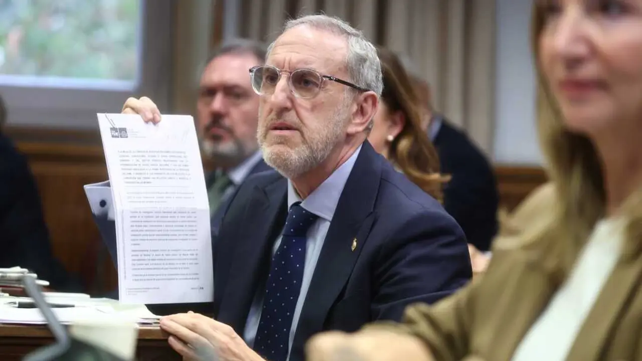 
<p>    MADRID, 4 (EUROPA PRESS)</p>
<p>   El portavoz adjunto del PSOE en el Senado Alfonso Gil ha aprovechado este jueves su intervenci&oacute;n ante la comisi&oacute;n de investigaci&oacute;n sobre el 'caso Koldo' para denunciar que, a su juicio, la sentencia del fiscal general del Estado, &Aacute;lvaro Garc&iacute;a Ortiz, "ya estaba escrita" antes del juicio.</p>
<p>   Durante la comparecencia de Juanfran Serrano, que fue adjunto a la Secretar&iacute;a de Organizaci&oacute;n del PSOE durante la etapa de Santos Cerd&aacute;n, Alfonso Gil se ha quejado de que se le haya citado a esta comisi&oacute;n de investigaci&oacute;n cuando no aparece en procedimientos judiciales.</p>
<p>   Por ello, ha criticado que esta comparecencia se produzca "de manera paralela" a procedimientos judiciales, "que son los que determinar&aacute;n la verdad judicial": "Porque, si se ha fijado usted, aqu&iacute; ya se ha sentenciado a la gente".</p>
<p>   Y haciendo un paralelismo con este hecho, Alfonso Gil ha puesto como ejemplo el caso del fiscal general. "La sentencia estaba escrita", ha a&ntilde;adido el dirigente socialista sobre el fallo del Tribunal Supremo (TS) que condena a Garc&iacute;a Ortiz a dos a&ntilde;os de inhabilitaci&oacute;n.</p>
      