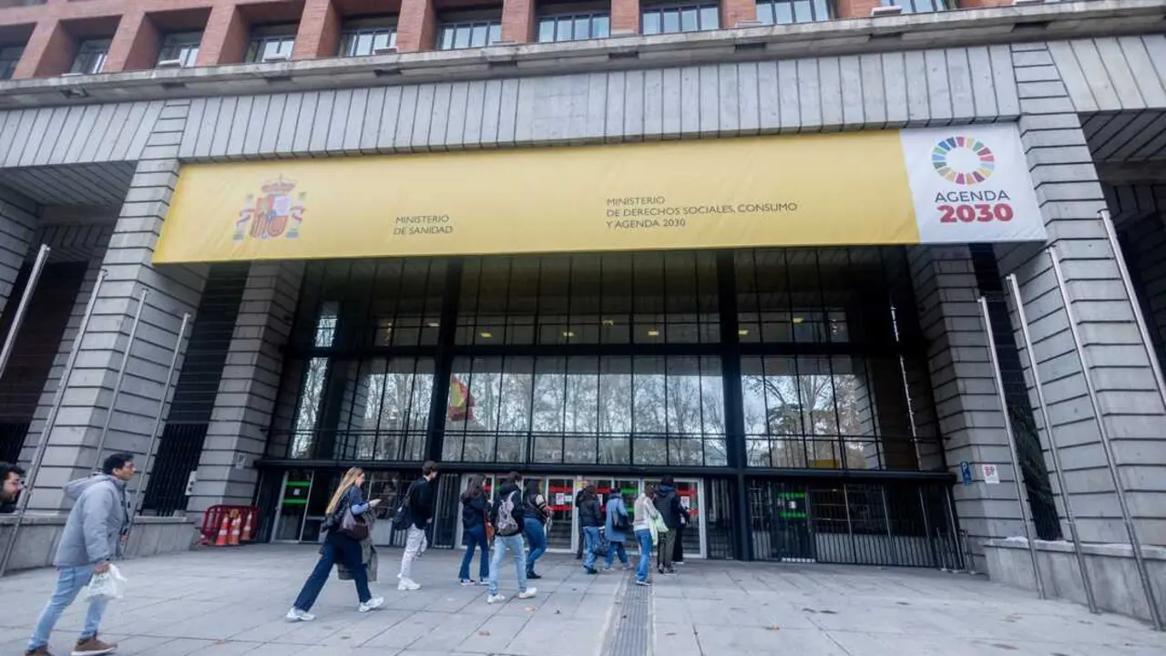 
<p>Muestran su "sorpresa" y esperan que se trate de un "olvido accidental"</p>
<p>   MADRID, 4 (EUROPA PRESS)</p>
<p>   Organizaciones representantes de m&eacute;dicos y enfermeros pedi&aacute;tricos de Atenci&oacute;n Primaria han lamentado este jueves que el Ministerio de Sanidad "ignore" a estos profesionales en la informaci&oacute;n publicada sobre su Plan de Acci&oacute;n de Atenci&oacute;n Primaria y Comunitaria 2025-2027, que busca reforzar la longitudinalidad en este &aacute;mbito, una dimensi&oacute;n asistencial entendida como la relaci&oacute;n sostenida entre personas y sus profesionales de referencia a lo largo del tiempo.</p>
<p>   La Asociaci&oacute;n Espa&ntilde;ola de Pediatr&iacute;a de Atenci&oacute;n Primaria (AEPap), la Sociedad Espa&ntilde;ola de Pediatr&iacute;a Extrahospitalaria y Atenci&oacute;n Primaria (SEPEAP), la Asociaci&oacute;n Espa&ntilde;ola de Enfermer&iacute;a Pedi&aacute;trica (AEEP), la Federaci&oacute;n de Asociaciones de Enfermer&iacute;a Pedi&aacute;trica (FEDAEP) y la Sociedad Espa&ntilde;ola de Enfermer&iacute;a Neonatal (SEEN) han mostrado su "sorpresa" ante la exposici&oacute;n realizada por Sanidad, en la que "se olvidan de la existencia de los pediatras y enfermeras de Pediatr&iacute;a", todo ello despu&eacute;s de una reuni&oacute;n entre las partes para abordar esta cuesti&oacute;n.</p>
<p>   As&iacute; han hecho referencia a uno de los puntos de una nota t&eacute;cnica del Ministerio con recomendaciones estrat&eacute;gicas, en el que se expone que la organizaci&oacute;n de la Atenci&oacute;n Primaria se har&aacute; en microequipos compuestos de m&eacute;dico de familia, enfermero y administrativo con cupos asignados, funcionando como "unidad b&aacute;sica de referencia para el seguimiento longitudinal".</p>
<p>    Tras ello, han coincidido en la importancia de la longitudinalidad en la atenci&oacute;n infantil, pues consideran que de esta forma se disminuyen los ingresos infantiles, la asistencia a urgencias de pediatr&iacute;a y la mejor relaci&oacute;n con los ni&ntilde;os, ni&ntilde;as y familias.</p>
<p>    "Esperemos que tanto por parte del Ministerio de Sanidad como de nuestros compa&ntilde;eros en el centro de salud haya sido un olvido accidental, y que no sea el deseo de que a ni&ntilde;as y ni&ntilde;os no les atiendan los profesionales mejor formados para su atenci&oacute;n, que son los pediatras y las enfermeras pedi&aacute;tricas, que trabajamos tambi&eacute;n para lograr la longitudinalidad en la atenci&oacute;n de la infancia", han se&ntilde;alado el presidente de AEPap, Pedro Gorrotxategi, y el presidente de SEPEAP, Crist&oacute;bal Coronel.</p>
<p>    Del mismo modo, han criticado que Sanidad tome como referencia el Real Decreto de Estructuras B&aacute;sicas de Salud de 1984 sin tener en cuenta que en dicho Decreto aparecen como componentes de los Equipos de Atenci&oacute;n Primaria los m&eacute;dicos de medicina general y pediatr&iacute;a, puericultura de zona, ayudantes t&eacute;cnicos sanitarios o diplomados en enfermer&iacute;a, matronas y practicantes de zona y auxiliares de cl&iacute;nica, adscritos a la zona y el personal preciso para desempe&ntilde;ar las tareas de administraci&oacute;n.</p>
<p>   La Asociaci&oacute;n Espa&ntilde;ola de Pediatr&iacute;a de Atenci&oacute;n Primaria ya demand&oacute; hace unas semanas, en el marco del D&iacute;a Mundial de la Infancia, "blindar la Pediatr&iacute;a en Atenci&oacute;n Primaria para proteger la salud infantil en Espa&ntilde;a", una reclamaci&oacute;n parecida a la de las asociaciones de enfermer&iacute;a pedi&aacute;trica, que tambi&eacute;n se encuentra "ausente" tanto en la propuesta del Ministerio de Sanidad como en las consideraciones de diversas asociaciones de enfermer&iacute;a comunitaria.</p>
<p>   Es por ello por lo que la presidenta de la AEEP, Isabel Mar&iacute;a Morales Gil, la presidenta de FEDAEP, Diana Fl&oacute;rez Rodr&iacute;guez, y la presidenta de la SEEN, Leticia Bazo Hern&aacute;ndez, han recordado que llevan a&ntilde;os reivindicando la "presencia indispensable" de la enfermera pedi&aacute;trica en todos los niveles asistenciales.</p>
<p>   Adem&aacute;s, han subrayado su "papel insustituible" en Atenci&oacute;n Primaria, donde su labor resulta "esencial" para garantizar una atenci&oacute;n y unos cuidados seguros y de calidad a la poblaci&oacute;n infantil y adolescente.</p>
<p>    Las asociaciones tambi&eacute;n han recordado que el mismo Ministerio de Sanidad remarc&oacute; la importancia de velar por la seguridad desde el inicio de la vida durante la Jornada sobre Seguridad del Paciente celebrada el pasado mes de septiembre, en la que subray&oacute; que los ni&ntilde;os deben ser atendidos por profesionales especialistas en Pediatr&iacute;a para asegurar una asistencia segura, espec&iacute;fica y de m&aacute;xima calidad.</p>
      