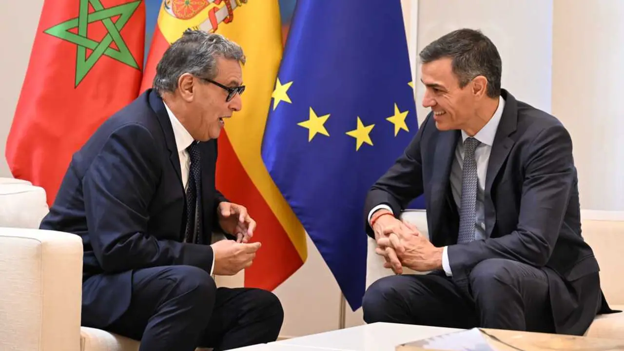
<p>Marruecos se felicita del posicionamiento de Espa&ntilde;a y su "apoyo activo" a poner el plan en el centro para la resoluci&oacute;n del conflicto</p>
<p>   MADRID, 4 (EUROPA PRESS)</p>
<p>   El Gobierno ha expresado este jueves su "satisfacci&oacute;n" por la resoluci&oacute;n aprobada hace un mes por el Consejo de Seguridad de la ONU sobre el S&aacute;hara Occidental en la que se respalda la negociaci&oacute;n entre las partes sobre la base del plan de autonom&iacute;a marroqu&iacute; y se sostiene que una "verdadera autonom&iacute;a" podr&iacute;a ser "la soluci&oacute;n m&aacute;s factible" para resolver el conflicto.</p>
<p>   Este posicionamiento, incluido en la declaraci&oacute;n conjunta firmada por Espa&ntilde;a y Marruecos al t&eacute;rmino de la XIII Reuni&oacute;n de Alto Nivel (RAN) que ha tenido lugar en el Palacio de la Moncloa, ha sido r&aacute;pidamente celebrado por Marruecos, que considera que la resoluci&oacute;n supone un nuevo espaldarazo a sus esfuerzos por hacer del plan de autonom&iacute;a la &uacute;nica soluci&oacute;n posible y ver reconocida la soberan&iacute;a sobre la antigua colonia espa&ntilde;ola, a la que la ONU sigue considerando un territorio pendiente de descolonizar.</p>
<p>   La declaraci&oacute;n, de 23 folios y 119 puntos, solo menciona el S&aacute;hara Occidental en uno de ellos, el octavo, en el que se indica adem&aacute;s que el presidente del Gobierno, Pedro S&aacute;nchez, "ha reiterado la posici&oacute;n de Espa&ntilde;a sobre la cuesti&oacute;n del Sahara Occidental".</p>
<p>   Sin repetirla, el texto remite a la declaraci&oacute;n conjunta suscrita el 7 de abril de 2022 por la que se sell&oacute; la reconciliaci&oacute;n tras una grave crisis diplom&aacute;tica entre los dos pa&iacute;ses tras el encuentro mantenido por S&aacute;nchez y el rey Mohamed VI en Rabat.</p>
<p>   En ella, "Espa&ntilde;a reconoce la importancia de la cuesti&oacute;n del S&aacute;hara Occidental para Marruecos, as&iacute; como los esfuerzos serios y cre&iacute;bles de Marruecos en el marco de las Naciones Unidas para encontrar una soluci&oacute;n mutuamente aceptable".</p>
<p>   En este sentido, a&ntilde;ade la citada declaraci&oacute;n, "Espa&ntilde;a considera la iniciativa de autonom&iacute;a marroqu&iacute;, presentada en 2007, como la base m&aacute;s seria, realista y cre&iacute;ble para resolver este diferendo", en l&iacute;nea con lo que hab&iacute;a trasladado S&aacute;nchez en su misiva de marzo de ese a&ntilde;o al monarca alau&iacute;.</p>
<p>RESPALDO A LA RESOLUCI&Oacute;N DE LA ONU</p>
<p>   Por otra parte, en la declaraci&oacute;n publicada tras esta RAN, en la que no ha habido rueda de prensa, el Gobierno se ha pronunciado finalmente por la resoluci&oacute;n adoptada el pasado 31 de octubre por el Consejo de Seguridad y que, entre otras cosas, renov&oacute; el mandato de la Misi&oacute;n de Naciones Unidas para el Refer&eacute;ndum en el S&aacute;hara Occidental (MINURSO), tras haberse eludido desde el Ministerio de Asuntos Exteriores en todo momento hacer una valoraci&oacute;n sobre la misma.</p>
<p>   "Espa&ntilde;a acoge con satisfacci&oacute;n la adopci&oacute;n de la resoluci&oacute;n 2797 del Consejo de Seguridad de las Naciones Unidas", sostiene la declaraci&oacute;n, para pasar a citar algunos de los puntos de la misma que han sido particularmente valorados por Marruecos, cuyo monarca sostuvo que abre "un nuevo y victorioso cap&iacute;tulo" para resolver el conflicto 50 a&ntilde;os despu&eacute;s.</p>
<p>   As&iacute;, se recuerda que el texto respalda "plenamente la labor del secretario general (de la ONU, Antonio Guterres) y su enviado personal (Staffan de Mistura) para facilitar y celebrar negociaciones tomando como base la propuesta de autonom&iacute;a de Marruecos con miras a lograr una soluci&oacute;n de la controversia que sea justa, duradera y aceptable para todas las partes, con arreglo a la Carta de las Naciones Unidas, y acoge con benepl&aacute;cito cualquier sugerencia constructiva de las partes en respuesta a la propuesta de autonom&iacute;a".</p>
<p>   Y se incide en que la resoluci&oacute;n reconoce que "una verdadera autonom&iacute;a bajo soberan&iacute;a marroqu&iacute; podr&iacute;a ser la soluci&oacute;n m&aacute;s factible" para una soluci&oacute;n mutuamente aceptable, siendo este el punto que particularmente ha gustado en Rabat, ya que considera que se est&aacute;n avalando sus tesis.</p>
<p>RABAT CELEBRA EL POSICIONAMIENTO DE ESPA&Ntilde;A</p>
<p>   Prueba de la importancia que esta cuesti&oacute;n tiene para Rabat --Mohamed VI ya dej&oacute; claro que el S&aacute;hara es el "prisma con el que Marruecos mira el mundo"-- es que la agencia oficial de noticias marroqu&iacute;, MAP, se ha apresurado a resaltar el respaldo de Espa&ntilde;a a la resoluci&oacute;n de la ONU.</p>
<p>   "S&aacute;hara marroqu&iacute;: Espa&ntilde;a se felicita de la adopci&oacute;n de la resoluci&oacute;n 2797 que subraya que una verdadera autonom&iacute;a bajo soberan&iacute;a marroqu&iacute; es una soluci&oacute;n de las m&aacute;s realizables", ha titulado su informaci&oacute;n, que ha sido r&aacute;pidamente repicada por varios medios marroqu&iacute;es.</p>
<p>   En ella, se hace eco del punto de la declaraci&oacute;n y destaca que el Gobierno espa&ntilde;ol tambi&eacute;n ha "reafirmado su posici&oacute;n constante y constructiva" que ya qued&oacute; expresada en abril de 2022.</p>
<p>    Adem&aacute;s, la agencia oficial considera que con su posicionamiento respecto a la resoluci&oacute;n, Espa&ntilde;a confirma su "apoyo activo" a la hoja de ruta actual de la ONU, "que pone la iniciativa marroqu&iacute; en el coraz&oacute;n del proceso de arreglo".</p>
      