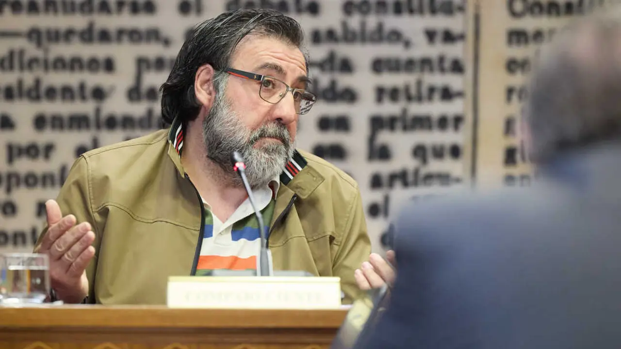 
<p>   MADRID, 4 (EUROPA PRESS)</p>
<p>   La Fiscal&iacute;a Anticorrupci&oacute;n ha comunicado al juez de la Audiencia Nacional (AN) que investiga el 'caso Koldo' que un tel&eacute;fono m&oacute;vil de Joseba Garc&iacute;a, hermano del exasesor del exministro Jos&eacute; Luis &Aacute;balos, tiene "informaci&oacute;n relevante" para la causa.</p>
<p>   A trav&eacute;s de una providencia, a la que ha tenido acceso Europa Press, el juez Ismael Moreno da cuenta de que Anticorrupci&oacute;n le ha remitido un oficio sobre ese dispositivo en el marco de la pieza separada de entradas y registros.</p>
<p>   Ese oficio, seg&uacute;n el juez instructor, "participa que el tel&eacute;fono m&oacute;vil titularidad de Joseba Garc&iacute;a conten&iacute;a informaci&oacute;n relevante para la investigaci&oacute;n", a&ntilde;adiendo Moreno que est&aacute; "pendiente de ser analizada" y "a la espera de recibir el correspondiente informe".</p>
<p>   Joseba Garc&iacute;a, que se encuentra investigado en esta causa por la Audiencia Nacional, acus&oacute; a la Unidad Central Operativa (UCO) de la Guardia Civil de realizar una interpretaci&oacute;n "arbitraria y selectiva" de sus movimientos patrimoniales para concluir que el incremento de su patrimonio se debe a una actuaci&oacute;n com&uacute;n de la familia para ocultar el mismo.</p>
<p>   Una testigo que declar&oacute; en el Tribunal Supremo por esta causa asegur&oacute; que dio hasta 20.000 d&oacute;lares en efectivo al hermano de Koldo en Rep&uacute;blica Dominicana por orden de un socio del presunto conseguidor de la trama, V&iacute;ctor de Aldama.</p>
<p>   Los investigadores de la UCO plasmaron en un informe que esa testigo habr&iacute;a dado dinero en met&aacute;lico a Joseba Garc&iacute;a en el marco de dos viajes que &eacute;ste hizo a Rep&uacute;blica Dominicana en 2021, uno del 31 de octubre al 4 de noviembre y otro del 13 al 16 de diciembre.</p>
<p>   Joseba Garc&iacute;a reconoci&oacute; en su declaraci&oacute;n como testigo en el Supremo que fue en dos ocasiones a Rep&uacute;blica Dominicana, pero sostuvo que eran viajes de "placer", en concreto para conocer personalmente a una mujer con la que hab&iacute;a entablado contacto.</p>
<p>   Asimismo, admiti&oacute; que le pidieron que estando all&iacute; pasara a "saludar" a esa testigo y que &eacute;sta le dio unos "papeles" para Aldama, con quien Garc&iacute;a declar&oacute; que se vio varias veces porque le estaba comprando un coche. Joseba dijo que nada m&aacute;s volver a Espa&ntilde;a se los entreg&oacute; al ch&oacute;fer del empresario sin mirarlos.</p>
<p>   Su nombre tambi&eacute;n apareci&oacute; en boca de J&eacute;sica Rodr&iacute;guez, expareja de &Aacute;balos que admiti&oacute; en el Supremo que se la contrat&oacute; en empresas p&uacute;blicas por intermediaci&oacute;n de Joseba porque &eacute;l ten&iacute;a relaci&oacute;n con las compa&ntilde;&iacute;as.</p>
      