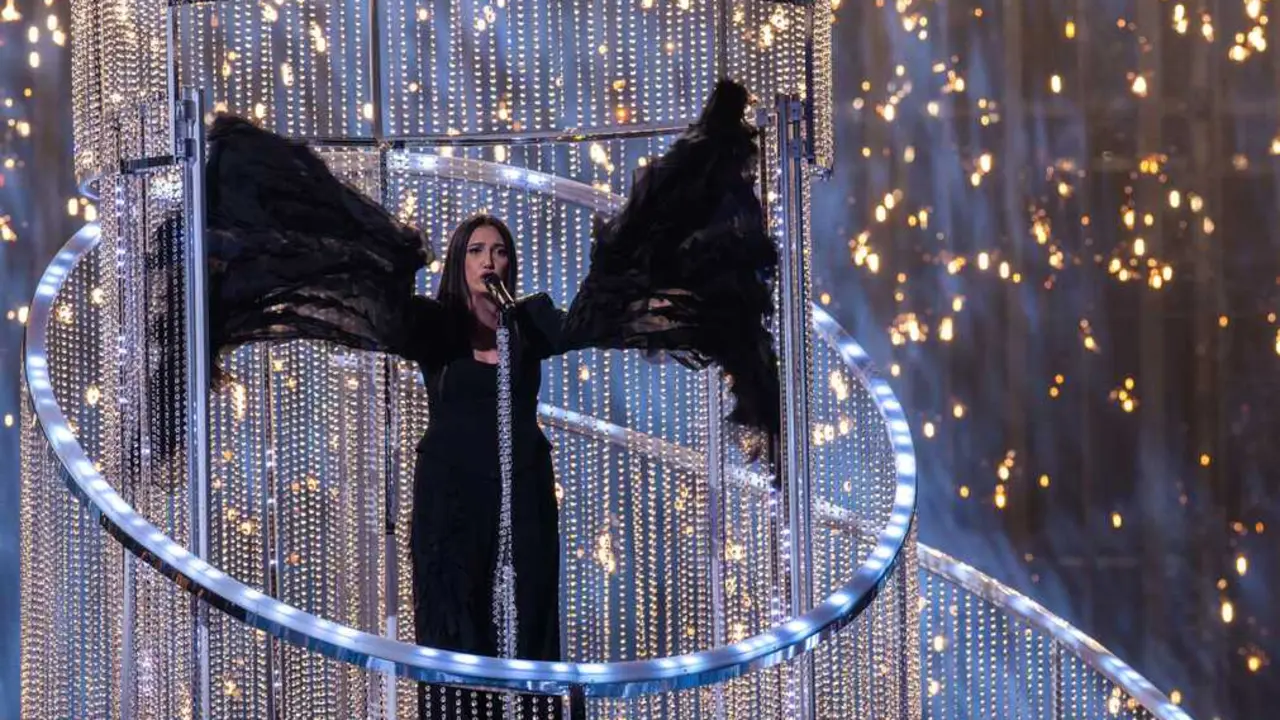 
<p>La corporaci&oacute;n p&uacute;blica asegura que mantendr&aacute; el Benidorm Fest, pese a que Espa&ntilde;a no participar&aacute; en el certamen europeo</p>
<p>   MADRID, 4 (EUROPA PRESS TELEVISI&Oacute;N)</p>
<p>   RTVE ha anunciado este jueves en un comunicado la retirada de Espa&ntilde;a del Festival de Eurovisi&oacute;n, tras las votaciones celebradas en la 95&ordf; Asamblea General de la UER en Ginebra, que han concluido con la permanencia de Israel en el certamen musical europeo.</p>
<p>   Fuentes de RTVE han confirmado a Europa Press que Espa&ntilde;a mantendr&aacute; el Benidorm Fest en 2026, al que est&aacute; previsto que acudan Funambulista, Luna Ki, Mar&iacute;a Le&oacute;n y Julia Medina, Mikel Herzog Jr, Rosalinda Gal&aacute;n o Dani J, entre otros.</p>
<p>   El Consejo de Administraci&oacute;n de RTVE acord&oacute; el pasado mes de septiembre que Espa&ntilde;a se retirar&iacute;a de Eurovisi&oacute;n si Israel formaba parte. Junto a Espa&ntilde;a --miembro del grupo de los cinco mayores contribuyentes a la UER conocido como 'Big Five'-- hay otros cuatro pa&iacute;ses que han condicionado su presencia en el certamen a la expulsi&oacute;n de Israel: Irlanda (RT&Eacute;), Eslovenia (RTVSLO), Islandia (R&Uacute;V) y Pa&iacute;ses Bajos (AVROTROS).</p>
<p>   La salida de Espa&ntilde;a del festival implica que RTVE no emitir&aacute; la final de Eurovision 2026, que se celebrar&aacute; en Viena (Austria) el pr&oacute;ximo 16 de mayo, ni las semifinales previas del concurso, que se realizar&aacute;n los d&iacute;as 12 y 14.</p>
<p>   Seg&uacute;n el comunicado de RTVE, la corporaci&oacute;n p&uacute;blica ha solicitado por escrito la votaci&oacute;n secreta en la Asamblea, junto con otros 7 pa&iacute;ses. La presidencia de UER ha denegado a RTVE la realizaci&oacute;n de una votaci&oacute;n espec&iacute;fica sobre la participaci&oacute;n de Israel.</p>
<p>   En su intervenci&oacute;n ante la Asamblea General previa a las votaciones, el secretario general de RTVE, Alfonso Morales, ha explicado que la Corporaci&oacute;n "reconoce y valora" las medidas adoptadas por la UER y el Grupo de Referencia para defender los principios y valores centrales del Festival de Eurovisi&oacute;n.</p>
<p>   "Sin embargo, consideramos que estas medidas son insuficientes. Nos gustar&iacute;a expresar nuestras serias dudas sobre la participaci&oacute;n de la televisi&oacute;n israel&iacute; KAN en Eurovisi&oacute;n 2026. La situaci&oacute;n en Gaza, a pesar del alto el fuego y la aprobaci&oacute;n del proceso de paz, y la utilizaci&oacute;n del certamen para objetivos pol&iacute;ticos por parte de Israel, hacen cada vez m&aacute;s dif&iacute;cil mantener Eurovisi&oacute;n como un evento cultural neutral", ha remarcado.</p>
<p>   El responsable de la Corporaci&oacute;n tambi&eacute;n ha expresado su preocupaci&oacute;n por la "instrumentalizaci&oacute;n" del voto en las recientes ediciones y la ausencia de sanciones a este respecto. "No deber&iacute;amos aceptar dobles raseros. La neutralidad y transparencia es un objetivo com&uacute;n para garantizar un resultado veraz que respete a la audiencia y a los ciudadanos", ha se&ntilde;alado.</p>
<p>   Tambi&eacute;n ha solicitado una votaci&oacute;n sobre la posible suspensi&oacute;n temporal de la participaci&oacute;n de KAN por un periodo m&iacute;nimo de un a&ntilde;o, con la opci&oacute;n de una revisi&oacute;n posterior al t&eacute;rmino de este periodo y ha avanzado que en caso de no aprobarse, RTVE no podr&aacute; participar en esta edici&oacute;n.</p>
<p>   Por su parte, el presidente de RTVE, Jos&eacute; Pablo L&oacute;pez, ha asegurado en X que lo sucedido en la Asamblea confirma que "Eurovisi&oacute;n no es un concurso de canciones sino un festival dominado por intereses geopol&iacute;ticos y fracturado".</p>
<p> IM&Aacute;GENES DISPONIBLES EN EUROPA PRESS TELEVISI&Oacute;N</p>
<p>URL DE DESCARGA: <a target="_blank" href="https://www.europapress.tv/sociedad/1033606/1/rtve-anuncia-espana-retira-eurovision-decidirse-israel-participe">https://www.europapress.tv/sociedad/1033606/1/rtve-anuncia-espana-retira-eurovision-decidirse-israel-participe</a></p>
<p>TEL&Eacute;FONO DE CONTACTO 91 345 44 06 </p>
      