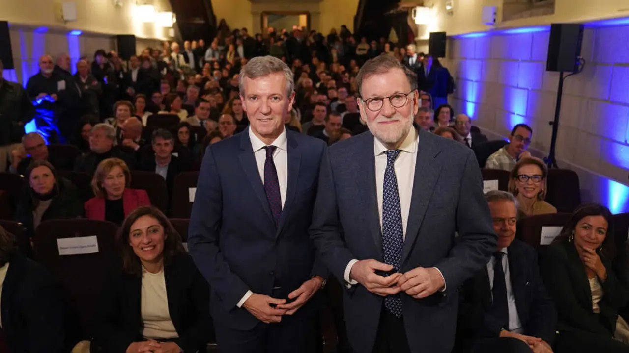 
<p>El expresidente celebra la nutrida asistencia a la presentaci&oacute;n de su libro: "Somos seres humanos y estas cosas nos alegran</p>
<p>   SANTIAGO DE COMPOSTELA, 4 (EUROPA PRESS TELEVISI&Oacute;N)</p>
<p>   El expresidente del Gobierno Mariano Rajoy se ha reafirmado en que en pol&iacute;tica resulta clave "elegir bien" los tiempos y ha recalcado que "saber esperar es muy importante". Al tiempo, ha reiterado su "preocupaci&oacute;n" ante el alza que ve de "populismos" y "extremismos" con otro aviso: "A un extremista no se le puede oponer otro extremista" porque puede suponer "un da&ntilde;o incalculable para la democracia".</p>
<p>    "No se puede confundir democracia con votar: hay m&aacute;s, est&aacute;n sus valores superiores (ha citado la separaci&oacute;n de poderes o la independencia judicial, entre otros). Y cuidado con los que lo arreglan todo a gritos y desde el extremismo", ha recomendado, en el acto de presentaci&oacute;n de su libro 'El arte de gobernar' en Santiago de Compostela, su ciudad natal, como ha recordado &eacute;l mismo y el titular de la Xunta y l&iacute;der del PPdeG, Alfonso Rueda, encargado de presentarle.</p>
<p>   En el marco de sus reflexiones contra el populismo y el extremismo, ha defendido tambi&eacute;n la "obligaci&oacute;n" de tratar las cuestiones de inmigraci&oacute;n "con mucho cuidado". "Ni papeles para todos, ni los vamos a expulsar a todos. Pero esto se ha convertido en munici&oacute;n electoral para los populistas", ha lamentado y ha reivindicado una inmigraci&oacute;n "ordenada y legal".</p>
<p>    Lo ha hecho ante un nutrido auditorio en el Hotel Monumento San Francisco, donde no faltaron dirigentes de la c&uacute;pula del PP gallego y conselleiros, Rajoy ha dejado otros consejos y frases de un libro pensado, ha dicho, para que sea "f&aacute;cil de leer" y no concebido como "un tratado de filosof&iacute;a pol&iacute;tica". Una actividad en la que ha recetado a los m&aacute;s j&oacute;venes "no desde&ntilde;ar" la experiencia, adem&aacute;s de tener paciencia.</p>
<p>    Pero tambi&eacute;n ha advertido contra el "enfado", que ve "una excelente forma de perder el tiempo"; ha llamado a cuidar el vocabulario y ha recalcado que un Parlamento "no es el bar" ni la indumentaria debe ser la de "ir a la playa". De hecho, cree que existe "un problema de guardarrop&iacute;a". Y tambi&eacute;n ha prevenido contra "los presurosos" en pol&iacute;tica y ante la toma de decisiones "bajo presi&oacute;n pol&iacute;tica y medi&aacute;tica" porque suelen derivar en "un error".</p>
<p>"NO MIENTAS. SI NO ES POSIBLE DECIR LA VERDAD, C&Aacute;LLATE"</p>
<p>    "Y no mientas. Si no es posible decir la verdad, pues c&aacute;llate", ha a&ntilde;adido un Rajoy que ha dejado otras frases que han provocado desde la risa a la carcajada de los asistentes. De hecho, ha arrancado su intervenci&oacute;n agradeciendo la afluencia, con gente incluso "de pie". "Es muy reconfortante. Somos seres humanos y estas cosas nos alegran. Imag&iacute;nense c&oacute;mo estar&iacute;amos Rueda y yo aqu&iacute; solos", ha bromeado.</p>
<p>    El expresidente popular, que volver&aacute; a participar en el v&iacute;deo de Navidad del PPdeG como ya es casi una tradici&oacute;n, tambi&eacute;n ha repasado su trayectoria estudiantil y pol&iacute;tica tanto en Santiago como en Pontevedra, con un punto de humor. "En Pontevedra soy persona non grata, cosa que no he logrado a&uacute;n en Santiago", se ha chanceado.</p>
<p>"REGULAR" LAS REDES SOCIALES </p>
<p>   En una intervenci&oacute;n con varias cr&iacute;ticas hacia "el gobierno Frankenstein", en relaci&oacute;n al Ejecutivo que lidera Pedro S&aacute;nchez, cuyo "principal acervo negativo" considera que ha sido "cargarse los consensos", ha bromeado con que estuvo a punto de retirar del libro el dec&aacute;logo de buen gobernante "por si uno que no cumple ni una" de las premisas, ha dicho, se daba por aludido y le sentaba mal.</p>
<p>    M&aacute;s all&aacute;, se ha reafirmado en que hay "un problema de calidad en la democracia en muchos lugares del mundo, y tambi&eacute;n en Europa y Espa&ntilde;a". Y ha advertido de los riesgos de que "no exista la independencia judicial o se cuestione a los jueces". Cuando esto ocurre, "la democracia retrocede, pierde calidad", ha advertido. "Y qui&eacute;n sabe lo que puede ocurrir. Tenemos ejemplos y muchos en el continente americano", ha a&ntilde;adido.</p>
<p>   "Preocupado" por la "degradaci&oacute;n de la palabra" e incluso "los problemas de guardarrop&iacute;a" en el Parlamento --ha esgrimido que "al Parlamento vas de una forma y a la playa, a otra"--, tambi&eacute;n ha advertido de que "revisar la historia va contra el esp&iacute;ritu de la Constituci&oacute;n y contra la convivencia entre espa&ntilde;oles".</p>
<p>    Rajoy ha repasado algunos otros asuntos que aborda en el libro, como el cap&iacute;tulo de la Corona, e igual que ha manifestado que cree que el rey em&eacute;rito Juan Carlos I ha sido "injustamente tratado", se ha mostrado convencido de que, con Felipe VI, los espa&ntilde;oles pueden estar "tranquilos". Y ha relexionado unos minutos sobre la econom&iacute;a, que "es la vida a la gente", mirando hacia la crisis que &eacute;l mismo tuvo que gestionar.</p>
<p>   Asimismo, ha alertado del papel de las redes sociales a la hora de difundir "mensajes extremistas y radicales", y ha manifestado su convicci&oacute;n de que, "igual que se ha regulado el mundo anal&oacute;gico, esto necesita una regulaci&oacute;n".</p>
<p> IM&Aacute;GENES DISPONIBLES EN EUROPA PRESS TELEVISI&Oacute;N</p>
<p>URL DE DESCARGA: </p>
<p><a target="_blank" href="https://www.europapress.tv/politica/1033634/1/rajoy-aconseja-elegir-bien-tiempos-politica">https://www.europapress.tv/politica/1033634/1/rajoy-aconseja-elegir-bien-tiempos-politica</a></p>
<p>TEL&Eacute;FONO DE CONTACTO 91 345 44 06 </p>
      