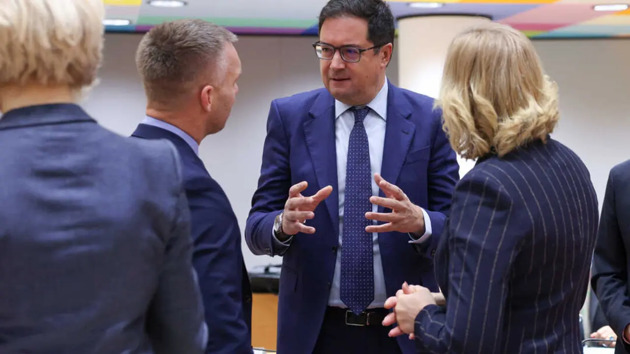 
<p>    BRUSELAS, 5 (EUROPA PRESS)</p>
<p>   El ministro para la Transformaci&oacute;n Digital y de la Funci&oacute;n P&uacute;blica y secretario general del PSOE-M, &Oacute;scar L&oacute;pez, ha avisado este viernes de que el Gobierno har&aacute; "todo" lo posible para "revertir" la privatizaci&oacute;n de la sanidad de Madrid, despu&eacute;s de considerar "muy grave" el caso de Ribera Salud y el Hospital Universitario de Torrej&oacute;n de Ardoz.</p>
<p>   "Vamos a hacer todo lo que est&eacute; en nuestra mano para paralizar lo que est&aacute; pasando con la privatizaci&oacute;n de la sanidad de Madrid y para revertir esa privatizaci&oacute;n", ha declarado L&oacute;pez a la prensa en Bruselas, a donde asiste a una reuni&oacute;n de ministros europeos.</p>
<p>   As&iacute;, el ministro ha considerado "muy grave" el caso del hospital de Torrej&oacute;n de Ardoz y defendido que el sistema de sanidad p&uacute;blica en Espa&ntilde;a "era la joya de la corona", un "pilar b&aacute;sico" del estado de bienestar en Espa&ntilde;a que "hoy est&aacute; en manos de las Comunidades Aut&oacute;nomas" y algunas, como la de Madrid", est&aacute;n "desmantelando la sanidad p&uacute;blica para hacer un negocio privado".</p>
<p>   "Lo que hemos conocido en este caso no pone los pelos de punta. Estamos conociendo c&oacute;mo se ha despedido a profesionales por no estar de acuerdo, estamos conociendo c&oacute;mo se han engordado listas de espera para maximizar el beneficio de las empresas privadas y hemos conocido incluso que se han reutilizado materiales de un solo uso", ha criticado el ministro, en referencia a las &uacute;ltimas informaciones aparecidas en la prensa.</p>
<p>   En este contexto, L&oacute;pez ha advertido de que esta situaci&oacute;n es el resultado de querer "convertir un derecho en un negocio" y que "los pacientes se conviertan en clientes", al tiempo que ha reiterado que tanto del Gobierno como desde el Partido Socialista de Madrid est&aacute;n "muy preocupados" y van a tomar "todas las acciones que podamos" para exigir responsabilidades y "llegar hasta el final" y "revertir esa privatizaci&oacute;n, que es verdaderamente desastrosa".</p>
<p>   De este modo, ha argumentado que la presidenta de la Comunidad de Madrid, Isabel D&iacute;az Ayuso, "ve una sanidad de CEO y 'Ebitda'(en referencia al indicador de salud financiera) y lo que hace es una sanidad p&uacute;blica que no distinga en funci&oacute;n de la cartera y de la cuenta corriente de ning&uacute;n ciudadano".</p>
      