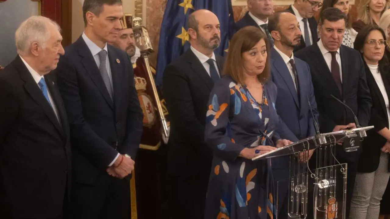 
<p>Diputados y senadores del PP y del PSOE copar&aacute;n el Sal&oacute;n de Pasos Perdidos del Congreso, escenario principal del acto conmemorativo </p>
<p>    MADRID, 5 (EUROPA PRESS)</p>
<p>    La Cortes Generales celebrar&aacute;n este s&aacute;bado, 6 de diciembre, el cuadrag&eacute;simo s&eacute;ptimo aniversario de la Constituci&oacute;n de 1978 en un clima de crispaci&oacute;n pol&iacute;tica y con el 'plante' de m&aacute;s de la mitad de los grupos parlamentarios, entre ellos los socios parlamentarios del Gobierno de Pedro S&aacute;nchez.</p>
<p>   El Sal&oacute;n de Pasos Perdidos ser&aacute; el escenario del acto institucional con motivo del aniversario de la Carta Magna en un a&ntilde;o marcado por la celebraci&oacute;n de los 50 a&ntilde;os de las muerte del dictador Francisco Franco y la restauraci&oacute;n de la Monarqu&iacute;a.</p>
<p>   Pero sobre todo un a&ntilde;o en el que la tensi&oacute;n y la crispaci&oacute;n han marcado el curso pol&iacute;tico y jur&iacute;dico, con socialistas y 'populares' principalmente enfrentados por diversos asuntos, entre ellos los casos de corrupci&oacute;n que rodean al PSOE y al entorno del presidente del Gobierno, Pedro S&aacute;nchez.</p>
<p>   En concreto, el 'caso Koldo' ha provocado, de entrada, la prisi&oacute;n provisional para los dos exsecretarios de Organizaci&oacute;n del PSOE, Jos&eacute; Luis &Aacute;balos, a&uacute;n diputado del Grupo Mixto, y Santos Cerd&aacute;n --ahora est&aacute; en libertad--, as&iacute; como del exasesor de &Aacute;balos, Koldo Garc&iacute;a.</p>
<p>OTROS CONFLICTOS</p>
<p>   Otro de los hitos de este a&ntilde;o ha sido la condena de inhabilitaci&oacute;n del fiscal general del Estado, &Aacute;lvaro Garc&iacute;a Ortiz, por parte del Tribunal Supremo por un delito de revelaci&oacute;n de datos privados del empresario Alberto Gonz&aacute;lez Amador, pareja de la presidenta madrile&ntilde;a, Isabel D&iacute;az Ayuso, un fallo que el Gobierno acata pero que le ha llevado a criticarlo e incluso a hablar de 'lawfare'. De hecho, siguen defendiendo la inocencia de Garc&iacute;a Ortiz.</p>
<p>   Tambi&eacute;n han estado encima de la mesa diversos conflictos de atribuciones entre el Congreso y el Senado, con mayor&iacute;a absoluta del PP; la crisis con los cribados de c&aacute;ncer de mama en Andaluc&iacute;a; la salida del Gobierno valenciano de su presidente, Carlos Maz&oacute;n, tras su gesti&oacute;n de la dana de 2024; el adelanto electoral en Extremadura por la ruptura del PP con Vox --ahora est&aacute;n en plena campa&ntilde;a--; o la reciente ruptura del pacto de investidura de Junts con el Gobierno.</p>
<p>   Este &uacute;ltimo episodio ha provocado que S&aacute;nchez se enfrente desde hace semanas a una mayor&iacute;a absoluta en contra en el Congreso, como se evidenci&oacute; recientemente con el rechazo de la senda de d&eacute;ficit aprobado por el Consejo de Ministros, paso previo para la presentaci&oacute;n de los Presupuestos Generales de 2026.</p>
<p>   El pasado martes, el Consejo de Ministros aprob&oacute; de nuevo la misma senda de d&eacute;ficit, que se votar&aacute; en el Pleno de la pr&oacute;xima semana, si bien antes S&aacute;nchez ha tratado de acercarse a Junts aprobando un paquete de medidas de financiaci&oacute;n para los ayuntamientos y empresas, como as&iacute; solicitaban los de Carles Puigdemont.</p>
<p>    Sin embargo, desde Junts insisten en que la ruptura es firme. As&iacute; las cosas, todo apunta a que el Congreso volver&aacute; a tumbar este nuevo intento del Gobierno por tratar de presentar y aprobar sus primeros Presupuestos de esta legislatura.</p>
<p>   Con todos estos asuntos encima de la mesa, parece m&aacute;s que probable que este 6 de diciembre se respire cierta tensi&oacute;n en el acto con motivo del aniversario de la Constituci&oacute;n, que comenzar&aacute; las doce del mediod&iacute;a en el Sal&oacute;n de Pasos Perdidos. Antes del tradicional discurso de la presidenta del Congreso, la socialista Francina Armengol, ni&ntilde;os alumnos de Primaria de distintas nacionalidades europeas dar&aacute;n lectura de art&iacute;culos de la Constituci&oacute;n.</p>
<p>   As&iacute;, Paula Mart&iacute;nez Gernhardt y Camilo Cuesta Aschenberg leer&aacute;n en alem&aacute;n el art&iacute;culo 23, que reconoce el derecho a la participaci&oacute;n pol&iacute;tica ciudadana; Gael Camus Nogales y Mariam Belayachi Chaves leer&aacute;n en franc&eacute;s el art&iacute;culo 27, que regula el derecho a la educaci&oacute;n, y, seguidamente, Emma Tutone Montilla recitar&aacute; en italiano el art&iacute;culo 48, dedicado a la juventud.</p>
<p>    Los actos de conmemoraci&oacute;n de la Carta Magna se iniciar&aacute;n a las 10.30 horas, con el izado solemne de la bandera nacional en la Carrera de San Jer&oacute;nimo, y a continuaci&oacute;n, a partir de las 11.20 horas, Armengol y el presidente del Senado, el 'popular' Pedro Roll&aacute;n, saludar&aacute;n a los invitados al acto principal.</p>
<p>   Adem&aacute;s de Armengol y Roll&aacute;n, est&aacute; confirmada la presencia del presidente del Gobierno y el grueso de su Gabinete de Ministros, de integrantes de las Mesas del Congreso y del Senado, del l&iacute;der de la oposici&oacute;n, Alberto N&uacute;&ntilde;ez Feij&oacute;o, de representantes del Poder Judicial y de miembros de la sociedad civil.</p>
<p>AUSENCIA DE INDEPENDENTISTAS, NACIONALISTAS, PODEMOS Y VOX</p>
<p>   Quienes ya se han borrado del evento son los socios parlamentarios del Gobierno, esto es, ERC, Bildu, PNV y BNG, as&iacute; como Junts, seg&uacute;n confirmaron a Europa Press fuentes de estas formaciones. Tampoco acudir&aacute;n representaci&oacute;n de Podemos porque tanto su l&iacute;der, Ione Belarra, como la eurodiputada Irene Montero se trasladar&aacute;n a Extremadura para participar en la campa&ntilde;a electoral.</p>
<p>   Entre las bajas tambi&eacute;n se encuentran los diputados y senadores de Vox pues, tal y como recordaron recientemente, los de Santiago Abascal no asistir&aacute;n a ning&uacute;n acto oficial en el que "no puedan coger un micr&oacute;fono y denunciar la acci&oacute;n criminal y corrupta del Ejecutivo". Su portavoz, Pepa Mill&aacute;n, har&aacute; unas declaraciones a la entrada y luego se ir&aacute;.</p>
<p>    De hecho, Vox no particip&oacute; ya el pasado 21 de noviembre del acto que el Congreso celebr&oacute; por los 50 a&ntilde;os de la reinstauraci&oacute;n de la Monarqu&iacute;a, 'plantando' as&iacute; a los Reyes, que lo presidieron junto a sus hijas, la Princesa Leonor y la infanta Sof&iacute;a. As&iacute; las cosas, los diputados y senadores del PSOE y el PP copar&aacute;n este s&aacute;bado el Sal&oacute;n de Pasos Perdidos del Congreso, donde al t&eacute;rmino del acto se celebrar&aacute;n previsiblemente los conocidos 'corrillos' entre pol&iacute;ticos y periodistas.</p>
<p>IZADO SOLEMNE DE LA BANDERA NACIONAL </p>
<p>   El izado solemne de la bandera nacional en la Carrera de San Jer&oacute;nimo que, adem&aacute;s de con Armengol y Roll&aacute;n, contar&aacute; con la presencia del Jefe del Estado Mayor de la Defensa (JEMAD), los Jefes de Estado Mayor del Ej&eacute;rcito de Tierra, de la Armada y del Ej&eacute;rcito del Aire y del Espacio, as&iacute; como representantes parlamentarios y presidentes y jefes de las delegaciones de parlamentos iberoamericanos.</p>
<p>    A las 10.30 horas, el jefe del Estado Mayor de la Defensa, almirante general Teodoro Esteban L&oacute;pez C&aacute;lderon, recibir&aacute; a los presidentes de las C&aacute;maras y los acompa&ntilde;ar&aacute; para recibir los Honores de Ordenanza. Concluidos los honores, el mando de la compa&ntilde;&iacute;a dar&aacute; novedades a los presidentes, que pasar&aacute;n revista a la Fuerza.</p>
<p>    A continuaci&oacute;n, el equipo de izado se dirige con la bandera extendida hacia la Carrera de San Jer&oacute;nimo donde se proceder&aacute; a la interpretaci&oacute;n del Himno Nacional por la Unidad de M&uacute;sica al tiempo que se procede al izado. Posteriormente, un relator leer&aacute; la efem&eacute;ride por el D&iacute;a de la Constituci&oacute;n y posteriormente tendr&aacute;n lugar el desfile de la Fuerza con el que concluir&aacute; el acto de izado solemne.</p>
<p>   Los actos de conmemoraci&oacute;n de la Carta Magna de 1978 concluir&aacute;n los d&iacute;as 12 y 13 de diciembre, para cuando est&aacute;n previstas las Jornadas de Puertas Abiertas, durante las que los ciudadanos que as&iacute; lo deseen pueden pasearse por el Palacio del Congreso y conocer algunas de las salas m&aacute;s emblem&aacute;ticas de la C&aacute;mara Baja, entre ellas, el hemiciclo. </p>
      