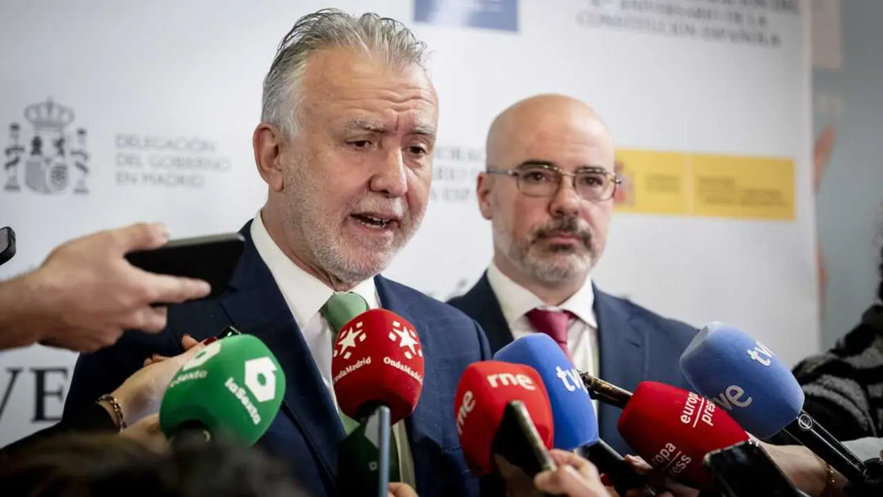 
<p> MADRID, 5 (EUROPA PRESS)</p>
<p> El ministro de Pol&iacute;tica Territorial y Memoria Democr&aacute;tica, &Aacute;ngel V&iacute;ctor Torres, ha eludido hoy responder si el PSOE deber&iacute;a enviar a la Fiscal&iacute;a las denuncias por acoso sexual que hay contra el exdirigente y exasesor y de Moncloa, Francisco Salazar. Se ha limitado a decir que actuaron con contundencia apart&aacute;ndole del partido y del Gobierno.</p>
<p>   &Aacute;ngel V&iacute;ctor Torres ha respondido as&iacute; al ser preguntado, durante un acto conmemorativo de la Constituci&oacute;n organizado por la Delegaci&oacute;n del Gobierno de Madrid en la sede de la UNED-Escuelas P&iacute;as, si en el PSOE ten&iacute;an previsto llevar a la Fiscal&iacute;a las citadas denuncias contra su ya excompa&ntilde;ero de partido.</p>
<p> Torres se ha remontado al verano para recordar que cuando en el Partido Socialista se supieron estas denuncias, horas antes de un Comit&eacute; Federal en el que se iban a producir cambios en la direcci&oacute;n --estaba previsto nombrar a Salazar para Organizaci&oacute;n--, "autom&aacute;ticamente Salazar dej&oacute; de estar en el partido y en Moncloa".</p>
<p> "El PSOE actu&oacute; de manera inmediata", ha exclamado y ha querido comparar esta actitud con la de otras formaciones pol&iacute;ticas que tienen, ha dicho, denuncias contra otros cargos institucionales y "siguen en el cargo meses y meses como ocurri&oacute; en la comunidad gallega".</p>
<p>   El ministro ha insistido en que "ante estos casos hay que actuar con contundencia, se hizo y ante ellos, si finalmente lo que se ha publicado es verdad, son acciones vomitivas y no caben en nuestra organizaci&oacute;n".</p>
<p>   Sin embargo Torres no se ha querido pronunciar sobre si las denuncias de las mujeres que trabajaron con &eacute;l en Moncloa deben llevarse ante los tribunales, ni tampoco ante la pregunta de por qu&eacute; estas denuncias han estado dormidas en el PSOE durante cinco meses.</p>
      