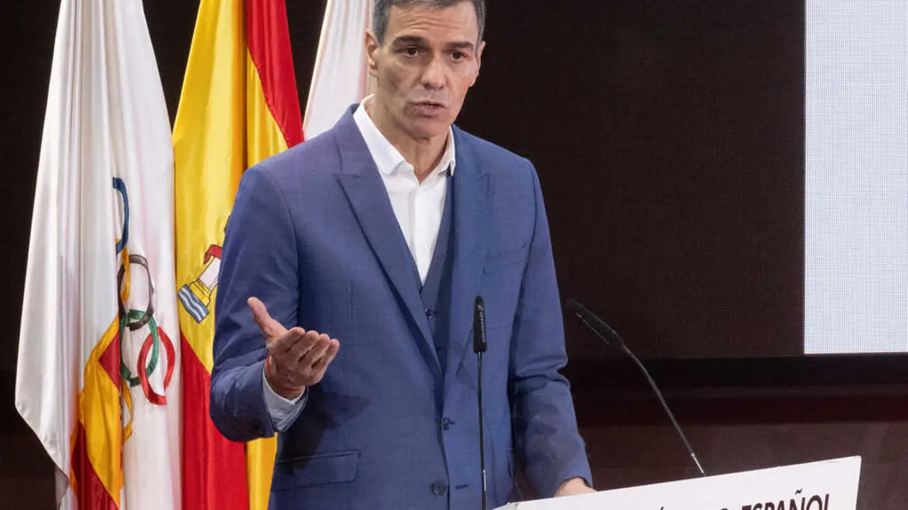 
<p> MADRID, 5 (EUROPA PRESS)</p>
<p> El presidente del Gobierno, Pedro S&aacute;nchez, ha anunciado este viernes la implantaci&oacute;n del nuevo Comit&eacute; Ejecutivo del Deporte espa&ntilde;ol del que forman parte el Ejecutivo a trav&eacute;s del Consejo Superior de Deportes (CSD) as&iacute; como los comit&eacute;s nacionales ol&iacute;mpico y paral&iacute;mpico.</p>
<p> Este nuevo &oacute;rgano se dedicar&aacute; a planificar y dirigir las l&iacute;neas estrat&eacute;gicas al servicio de las federaciones y deportistas, seg&uacute;n ha explicado S&aacute;nchez en un acto en la sede del COE, en la que se ha presentado el proyecto Modelo del Deporte y trabajar&aacute; en el marc&oacute; del CSD.</p>
<p> Para S&aacute;nchez se trata de un avance muy importante porque en el nuevo comit&eacute; estar&aacute;n representadas las tres principales instituciones en la materia y tendr&aacute;n un papel relevante para planificar y ejecutar las pol&iacute;ticas del deporte espa&ntilde;ol.</p>
<p> "Ponemos por encima de todo los intereses del deporte espa&ntilde;ol, para trabajar juntos, hacerlo en equipo y dar el protagonismo que merecen" a los deportistas nacionales, ha asegurado.</p>
<p> Adem&aacute;s ha afirmado que el deporte ol&iacute;mpico y paral&iacute;mpico "avanzan de la mano" en Espa&ntilde;a, donde no hay un modelo principal y secundario sino "un solo deporte espa&ntilde;ol" que a su juicio es "inclusivo, moderno, competitivo y tiene visi&oacute;n de futuro".</p>
      