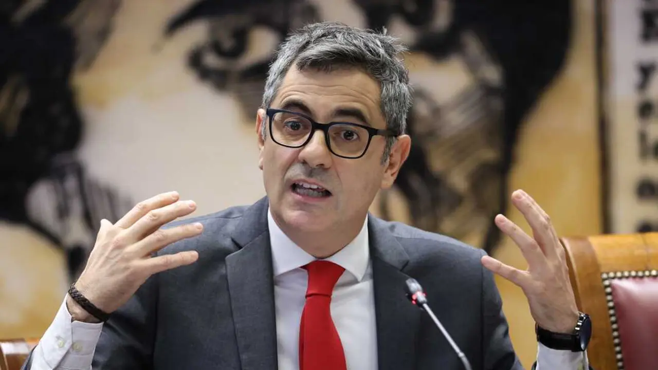 
<p> Califica la comisi&oacute;n del Senado como una "p&eacute;rdida de tiempo" en un interrogatorio tenso del PP</p>
<p>   MADRID, 5 (EUROPA PRESS)</p>
<p>   El ministro de la Presidencia, Justicia y Relaciones con las Cortes, F&eacute;lix Bola&ntilde;os, ha negado este viernes que el Centro de Investigaciones Sociol&oacute;gicas (CIS) se equivoque a prop&oacute;sito para favorecer el voto al PSOE, asegurando que la instituci&oacute;n hace "su trabajo de la mejor manera".</p>
<p>   En su comparecencia en la comisi&oacute;n de investigaci&oacute;n del Senado sobre la gesti&oacute;n del presidente del CIS, Jos&eacute; F&eacute;lix Tezanos, Bola&ntilde;os ha respondido as&iacute; al senador del PP Vicente Tirado, que ha criticado la "intencionalidad pol&iacute;tica" y "partidista". "Que Tezanos tenga intenci&oacute;n de no acertar es corrupci&oacute;n", ha argumentado.</p>
<p>    En un tenso interrogatorio del PP con continuas interrupciones, el ministro ha reivindicado el trabajo de Tezanos, que ha calificado como "persona progresista honesta", y su equipo, quienes, a su juicio, utilizan "criterios t&eacute;cnicos y profesionales" a la hora de dirigir la instituci&oacute;n y elaborar las encuestas electorales, y, ante la acusaci&oacute;n de "corrupci&oacute;n" del senador 'popular', ha expresado que parte de una "premisa falsa".</p>
<p>   Durante la sesi&oacute;n, Bola&ntilde;os ha repetido varias veces que su presencia en la comisi&oacute;n era "una p&eacute;rdida de tiempo": "Esto es una falta de educaci&oacute;n y de respeto al Senado absoluta. Insisto, si quieren ustedes perder el tiempo se van al parque y echan migas de pan a los p&aacute;jaros".</p>
<p>   En cualquier caso, el ministro ha puesto de manifiesto que el CIS fue la encuestadora que "m&aacute;s se acerc&oacute;" al resultado electoral de las elecciones generales de 2019 y de 2023. "Usted pone el foco en las encuestas en las que el CIS no ha terminado de acertar la estimaci&oacute;n, y yo pongo el foco en la que ha acertado", ha insistido.</p>
<p>   En ese sentido, el ministro ha explicado que en 2023 hab&iacute;a "un consenso demosc&oacute;pico" de las encuestadoras privadas que dec&iacute;an que "iba a haber una mayor&iacute;a PP-Vox en Espa&ntilde;a", mientras que el CIS vaticinaba "una mayor&iacute;a progresista". "Evidentemente, acert&oacute; m&aacute;s el CIS. (...) Pero a ustedes les gusta m&aacute;s estar en esa ficci&oacute;n de que hay una mayor&iacute;a rotunda PP-Vox. Oiga, igual es que no existe esa mayor&iacute;a rotunda", ha agregado.</p>
<p>   Bola&ntilde;os ha manifestado que no es &eacute;l quien decide "las preguntas, ni la frecuencia ni los temas" que aborda la encuestadora p&uacute;blica, sino que son los profesionales de la casa, quienes tienen "todo" su "respeto". </p>
      