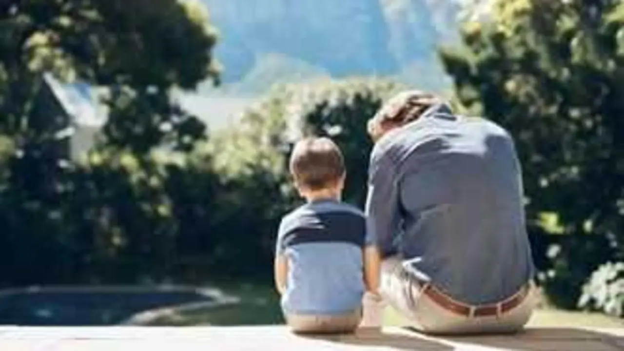 
<p>(Informaci&oacute;n remitida por la empresa firmante)</p>
<p>Madrid, 5 de diciembre de 2025.-</p>
<p>Por creencias heredadas, algunos adultos lloran a escondidas de sus hijos para "protegerlos" o evitar parecer d&eacute;biles. La Revoluci&oacute;n de los Llorones propone educar desde la empat&iacute;a y la autenticidad, recordando que permitirse sentir es el primer paso para ense&ntilde;ar a los hijos a hacerlo. Seg&uacute;n la psic&oacute;loga Conchita Sis&iacute;, directora de Salud en Mente, cuando los peque&ntilde;os ven llorar a sus padres aprenden que es una manifestaci&oacute;n sana, necesaria y profundamente humana</p>
<p>Durante a&ntilde;os, muchos adultos han crecido con la idea de que llorar deb&iacute;a evitarse, especialmente delante de los hijos. Frases como "no quiero que me vean mal" o "tengo que ser fuerte por ellos" reflejan un patr&oacute;n cultural que ha asociado el llanto con debilidad.*</p>
<p>Cambiar estas creencias es la base de "La Revoluci&oacute;n de los llorones", movimiento impulsado por IMC Toys,* romper con los estigmas que rodean al llanto y normalizar la vulnerabilidad emocional como una parte natural del desarrollo, tanto en ni&ntilde;os como en adultos.*</p>
<p>Como afirma Conchita Sis&iacute;, psic&oacute;loga y directora de la cl&iacute;nica Salud en Mente, cuando "mam&aacute; o pap&aacute; lloran", los ni&ntilde;os aprenden humanidad. Adem&aacute;s, la experta quiere reforzar la idea de que llorar es una manifestaci&oacute;n sana, necesaria y profundamente humana.</p>
<p>Hay que permitirse llorar: la necesidad de la regulaci&oacute;n emocional*</p>
<p>*El llanto ayuda a liberar tensi&oacute;n, expresar tristeza y, sobre todo, a conectar con lo que sentimos. Cuando los padres se permiten llorar, facilitan que sus hijos aprendan por aprendizaje vicario; observando c&oacute;mo otros gestionan sus emociones, integran esa informaci&oacute;n sin necesidad de experimentarla directamente. De esta forma, aprenden que sentir emociones negativas es normal y que pueden hacerlo en un espacio seguro.*</p>
<p>"Permitir que los hijos vean una emoci&oacute;n real, sin esconderse, acompa&ntilde;ada de calma y contenci&oacute;n, les ense&ntilde;a a vivir las suyas con naturalidad", declara la psic&oacute;loga, quien adem&aacute;s afirma que este tema es muy recurrente en su consulta.</p>
<p>Aceptar las emociones</p>
<p>*Mostrar las propias emociones de manera serena y honesta no desestabiliza a los ni&ntilde;os; al contrario, les da seguridad. "El mensaje no es 'mam&aacute; o pap&aacute; est&aacute; mal'*sino 'mam&aacute; o pap&aacute; tambi&eacute;n pueden estar tristes'", a&ntilde;ade Conchita Sis&iacute;.* De esta manera, los hijos aprenden a reconocer y aceptar sus propias emociones, fomentando la empat&iacute;a y mejorando la regulaci&oacute;n emocional.</p>
<p>&iquest;Por qu&eacute; una Revoluci&oacute;n de los Llorones?</p>
<p>*Se trata de una iniciativa que invita a abrazar las emociones sin miedo ni culpa, reivindicando que llorar tambi&eacute;n es una forma de comunicaci&oacute;n y fortaleza. A trav&eacute;s de mensajes positivos y la colaboraci&oacute;n de expertos, la campa&ntilde;a anima a las familias a educar desde la empat&iacute;a y la autenticidad, recordando que permitirnos sentir es el primer paso para ense&ntilde;ar a los hijos a hacerlo.</p>
<p>No obstante, es importante se&ntilde;alar que no se trata de convertir a los hijos en confidentes emocionales. El l&iacute;mite est&aacute; en la funci&oacute;n de la conducta. Compartir emociones es adecuado cuando refleja humanidad, pero nunca cuando el ni&ntilde;o debe asumir la carga del adulto. Acompa&ntilde;ar estos momentos con palabras como "Estoy triste, pero estoy gestionando mis emociones", ense&ntilde;a a los hijos que las emociones son seguras y que se pueden experimentar a cualquier edad y en cualquier momento.</p>
<p>Contacto</p>
<p>Nombre contacto: Virginia Ayala</p>
<p>Descripci&oacute;n contacto: Gabinete de prensa de IMC Toys Global</p>
<p>Tel&eacute;fono de contacto: 913022860</p>
      