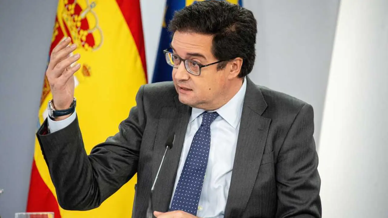 
<p>    BRUSELAS, 5 (EUROPA PRESS TELEVISI&Oacute;N)</p>
<p>   El ministro para la Transformaci&oacute;n Digital y de la Funci&oacute;n P&uacute;blica y secretario general del PSOE-M, &Oacute;scar L&oacute;pez, ha negado este viernes que el PSOE protegiera de las denuncias ant&oacute;nimas de acoso al excargo del PSOE y del Gobierno Francisco Salazar, al tiempo que se ha mostrado convencido de que se aplicar&aacute;n todos los protocolos del partido, aunque ha evitado responder a si cree que el caso deber&iacute;a ser elevado a la Fiscal&iacute;a.</p>
<p>   "Lo que hemos le&iacute;do de las denuncias es verdaderamente intolerable", ha declarado L&oacute;pez en respuesta a preguntas de la prensa en Bruselas, a donde asiste a una reuni&oacute;n de ministros de Telecomunicaciones de la UE.</p>
<p>   En este contexto, el ministro ha subrayado que el PSOE tiene "protocolos" y "los tiene que aplicar", por lo que se ha mostrado "absolutamente convencido de que lo van a aplicar".</p>
<p>   Adem&aacute;s ha defendido que, frente a "otros partidos que ni siquiera tienen esos protocolos" o en los que se "aplaude" a consejeros despu&eacute;s de haber denuncias en el juzgado, el PSOE cuenta con protocolos espec&iacute;ficos y que "est&aacute; actuando" y pronunci&aacute;ndose sobre el caso "todos los d&iacute;as".</p>
<p>   Con todo, el ministro no ha querido responder a las preguntas de si considera que han fallado los protocolos o si piensa que los casos deber&iacute;an ser elevados a la Fiscal&iacute;a, porque, se ha escudado, no conoce el caso "en primera persona".</p>
<p>   "No conozco el expediente, no es mi responsabilidad. Yo insisto en que conf&iacute;o plenamente en qui&eacute;n tiene que hacerlo para tomar las decisiones que tenga que tomar", ha zanjado ante las preguntas reiteradas.</p>
<p>   A la pregunta de si Salazar ha seguido asesorando al PSOE durante los a&ntilde;os en que se ha retrasado la investigaci&oacute;n de las denuncias, el ministro ha dicho que no le consta y que "no tiene ninguna noticia al respecto"; pero ha respondido rotundo con un "no" a la pregunta de si el partido ha protegido a su exalto cargo.</p>
<p>    IM&Aacute;GENES DISPONIBLES EN EUROPA PRESS TELEVISI&Oacute;N</p>
<p>    URL DE DESCARGA:</p>
<p><a target="_blank" href="https://www.europapress.tv/politica/1033747/1/oscar-lopez-niega-psoe-protegiera-salazar-defiende-aplicaran-protocolos">https://www.europapress.tv/politica/1033747/1/oscar-lopez-niega-psoe-protegiera-salazar-defiende-aplicaran-protocolos</a></p>
<p>   TEL&Eacute;FONO DE CONTACTO 91 345 44 06 </p>
      