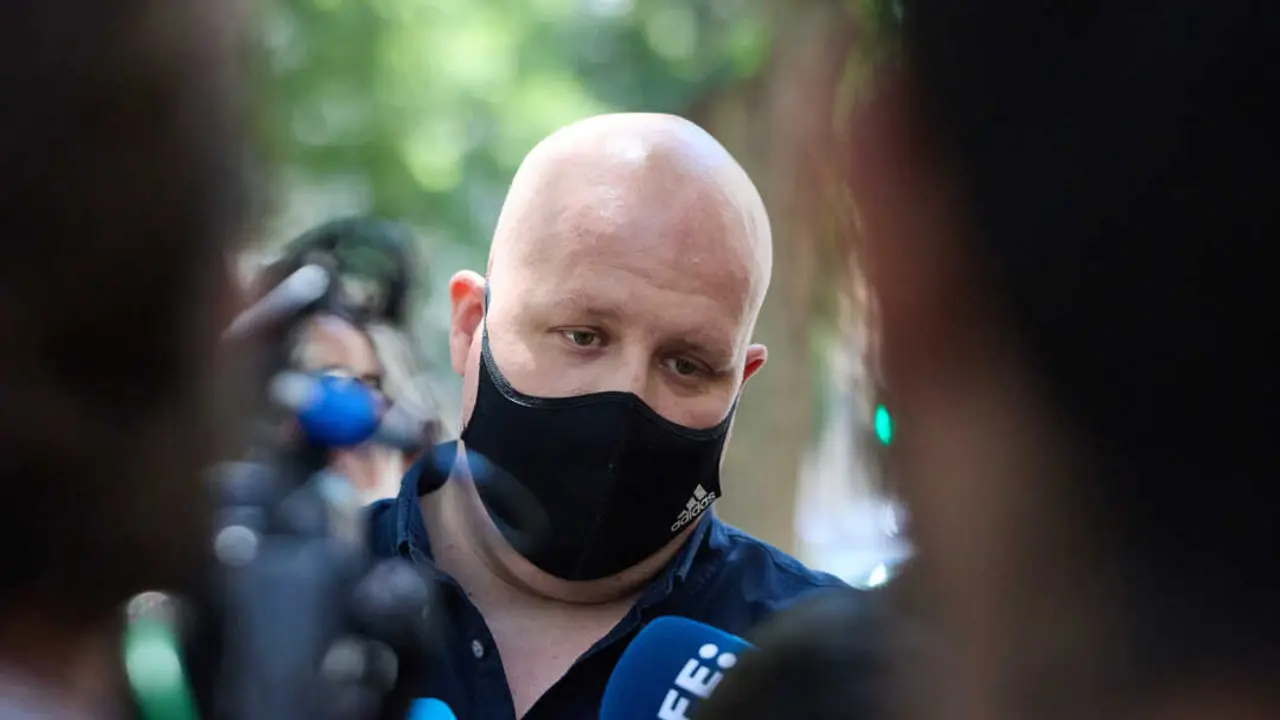 
<p> La Sala de lo Penal cree que su "ingente capacidad econ&oacute;mica" le permitir&iacute;a vivir "holgadamente" en el extranjero</p>
<p>   MADRID, 5 (EUROPA PRESS)    </p>
<p>   La Audiencia Nacional (AN) ha acordado mantener en prisi&oacute;n provisional a &Aacute;lvaro Romillo, el empresario que dio 100.000 euros al eurodiputado Luis 'Alvise' P&eacute;rez, por una presunta estafa piramidal cometida con la plataforma de inversi&oacute;n en criptomonedas Madeira Invest Club (MIC), al entender que existe riesgo de fuga.</p>
<p>    En un auto, al que ha tenido acceso Europa Press, la Sala de lo Penal justifica esa decisi&oacute;n aludiendo a la "ingente capacidad econ&oacute;mica" de la que dispone en el extranjero, lo que le permitir&iacute;a vivir "holgadamente" en pa&iacute;ses en los que evitar las posibles &oacute;rdenes de busca y captura.</p>
<p>    Los magistrados de la Secci&oacute;n Cuarta desestiman el recurso de Romillo , alias 'CryptoSpain', contra la resoluci&oacute;n del juez que le investiga, Jos&eacute; Luis Calama, dictada el pasado 7 de noviembre, en la que acord&oacute; su prisi&oacute;n provisional sin fianza.</p>
<p>   La resoluci&oacute;n de la Sala de lo Penal se&ntilde;ala que durante la investigaci&oacute;n se han localizado transferencias por valor de 12.935.000 euros en una cuenta bancaria de Singapur, que recibi&oacute; m&aacute;s de 29 millones de euros de otra abierta en un Banco de Portugal, que era utilizada presuntamente por el investigado para desviar los fondos recibidos por los inversores.</p>
<p>    Desde ella, a&ntilde;ade el auto, se desviaron aproximadamente 18 millones de d&oacute;lares a una cuenta bancaria ubicada en Tailandia.</p>
<p>INMUEBLES Y VEH&Iacute;CULOS DE LUJO EN OTROS PA&Iacute;SES</p>
<p>   A ello se suma, indica el tribunal, que el acusado posee bienes inmuebles, veh&iacute;culos de lujo y embarcaciones en diferentes pa&iacute;ses, a lo que se suma la localizaci&oacute;n de una cuenta en criptomonedas de la que es titular el investigado con m&aacute;s de 7 millones de euros, de los que solo &eacute;l puede disponer.</p>
<p>   "No cabe duda que todo ello son indicios objetivos que incrementan no s&oacute;lo el riesgo de fuga, sino tambi&eacute;n la posibilidad de destrucci&oacute;n o de ocultaci&oacute;n de pruebas del entramado societario supuestamente formado y creado por el investigado para el desv&iacute;o de fondos, pues muchas de estas sociedades y las operaciones de desv&iacute;o y ocultaci&oacute;n de fondos se encuentran en el extranjero dispersas en diferentes pa&iacute;ses", explica la resoluci&oacute;n.</p>
<p>   En esta l&iacute;nea, los magistrados destacan que es "absolutamente necesario proceder a su localizaci&oacute;n y bloqueo, y averiguar las operaciones de blanqueo presuntamente ejecutadas, medidas que se ver&iacute;an frustradas o, al menos, dificultadas si el investigado se encontrara en libertad".</p>
<p>    "Ya que hoy d&iacute;a, con los medios telem&aacute;ticos podr&iacute;a seguir operando con los fondos depositados en el extranjero y ocultar los canales utilizados para la transferencia de los fondos a terceros pa&iacute;ses", se&ntilde;alan.</p>
<p> PENAS DE C&Aacute;RCEL MUY ELEVADAS</p>
<p>   El tribunal tambi&eacute;n considera que las elevadas penas de los delitos atribuidos al investigado, superiores a 9 a&ntilde;os y que podr&iacute;an llegar hasta los 16 a&ntilde;os de prisi&oacute;n, unido a las importantes cantidades de dinero y bienes que posee en el extranjero, "hacen presumir razonablemente el riesgo de fuga para tratar de evitar el cumplimiento en el futuro de una larga pena de prisi&oacute;n".</p>
<p>   A ello se a&ntilde;ade la posibilidad real de que pudiera tratar de hacer desaparecer los rastros de las operaciones defraudatorias realizadas y evitar la incautaci&oacute;n de las ganancias obtenidas con ellas, mediante las que, adem&aacute;s, podr&iacute;a disponer de mayores recursos en el extranjero para ocultarse.</p>
<p>   Igualmente, apunta el auto, la prisi&oacute;n provisional garantiza la dificultad de hacer desaparecer el patrimonio producto del delito, a fin de posibilitar en la medida de lo posible la reparaci&oacute;n a las v&iacute;ctimas.</p>
<p>LA VISTA DE PRISI&Oacute;N</p>
<p>   Fuentes jur&iacute;dicas confirmaron a Europa Press que, en la vistilla celebrada este jueves, la fiscal de Anticorrupci&oacute;n Mar Scharfhausen defendi&oacute; que se mantienen las circunstancias que motivaron su ingreso en prisi&oacute;n: el riesgo de fuga y de destrucci&oacute;n de pruebas.</p>
<p>    En esa misma vistilla, la acusaci&oacute;n popular ejercida por Zaballos Abogados respald&oacute; la petici&oacute;n del Ministerio P&uacute;blico destacando que todav&iacute;a hay siete millones y medio de euros en criptomonedas a los que tendr&iacute;a acceso Romillo y que todav&iacute;a no han podido ser recuperados.</p>
<p>    En esta l&iacute;nea, fuentes jur&iacute;dicas se&ntilde;alaron que la acusaci&oacute;n popular argument&oacute; que tambi&eacute;n estar&iacute;a pendiente la trazabilidad de grandes cantidades de dinero a las que podr&iacute;a acceder 'CryptoSpain' en caso de ser puesto en libertad.</p>
<p>    La vista, que comenz&oacute; a las 11.00 horas y se extendi&oacute; media hora, fue fijada por la Sala de lo Penal como respuesta al recurso que present&oacute; el empresario contra su entrada en la c&aacute;rcel.</p>
<p>UNA "ORGANIZACI&Oacute;N CRIMINAL DIRIGIDA" POR ROMILLO</p>
<p>   El magistrado Jos&eacute; Luis Calama, titular del Juzgado Central de Instrucci&oacute;n N&uacute;mero 4 de la Audiencia Nacional, decret&oacute; el ingreso en prisi&oacute;n provisional sin fianza para Romillo un d&iacute;a despu&eacute;s de ordenar su detenci&oacute;n para "prevenir una eventual sustracci&oacute;n a la acci&oacute;n de la Justicia" y "asegurar" su puesta a disposici&oacute;n judicial.</p>
<p>   El magistrado apunt&oacute; a una "organizaci&oacute;n criminal creada y dirigida" por Romillo, tras descubrir una cuenta en Singapur con 29 millones de euros vinculada al empresario.</p>
<p>   Calama argument&oacute; que exist&iacute;a riesgo de fuga y de destrucci&oacute;n de pruebas, al tiempo que subray&oacute; que se trata de "hechos que presentan caracteres de delito sancionados con pena superior a dos a&ntilde;os de prisi&oacute;n" y con miles de afectados.</p>
<p>   En concreto, el juez cifr&oacute; en 3.062 los inversores perjudicados por la plataforma MIC, de los cuales 2.976 "desembolsaron un total de 185.511.947,76 euros".</p>
<p>   Asimismo, el magistrado detall&oacute; que el dinero que los inversores ingresaron en las cuentas indicadas en la plataforma MIC "no eran destinadas a las inversiones o compras" de esas criptomonedas, sino "directamente desviadas a otras cuentas del entramado societario" que habr&iacute;a creado Romillo.</p>
      