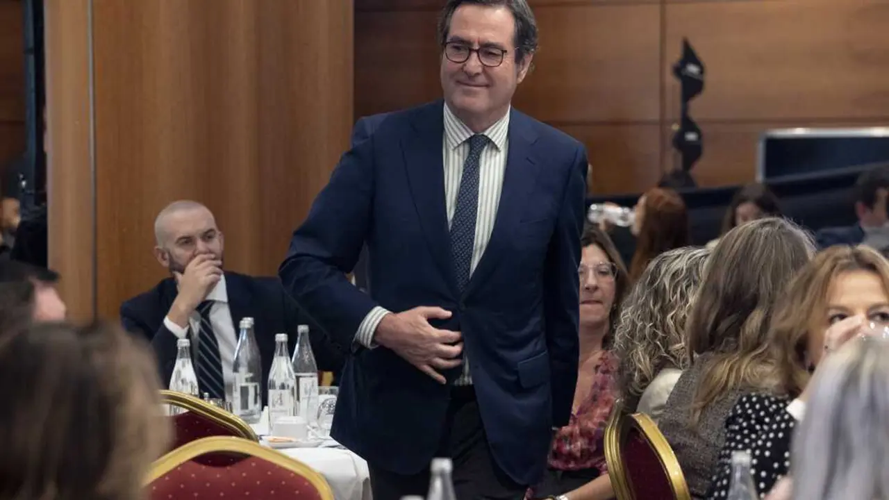 
<p>Destaca que el absentismo es el "gran problema" del mercado laboral y que un mill&oacute;n y medio de personas faltan cada d&iacute;a al trabajo en Espa&ntilde;a   </p>
<p>   VITORIA, 5 (EUROPA PRESS TELEVISI&Oacute;N)</p>
<p>   El presidente de la CEOE, Antonio Garamendi, echa en falta 'cultura del esfuerzo' para trabajar en sectores donde se necesitan "miles" de trabajadores como hosteler&iacute;a, construcci&oacute;n o transporte, y ha dicho que es una cuesti&oacute;n de "actitud" porque en el Estado hay tres millones de parados si se contabilizan "de verdad".</p>
<p>    A su juicio, el "gran problema" laboral de Espa&ntilde;a es "el elevado absentismo laboral existente" y ha resaltado que las bajas labores se concentran en lunes y viernes y que "un mill&oacute;n y medio de personas faltan cada d&iacute;a al trabajo en el Estado".</p>
<p>   Durante la apertura de la cumbre empresarial 'Liderando en incertidumbre' celebrada en Vitoria-Gasteiz, Garamendi ha realizado un an&aacute;lisis de la situaci&oacute;n econ&oacute;mica y ha reconocido que la econom&iacute;a espa&ntilde;ola y vasca van "bien", pero que existen problemas de fondo que, a su juicio, no se atajan como es preciso.</p>
<p>   En este sentido, echa en falta en la sociedad 'cultura del esfuerzo' y ha recordado que en Espa&ntilde;a hay tres millones de parados si se contabilizan "de verdad" pero, sin embargo, "faltan miles de personas en la hosteler&iacute;a, miles de personas en la construcci&oacute;n, miles de personas en el transporte, y eso es un problema de actitud", ha asegurado.</p>
<p>   Seg&uacute;n ha precisado, se trata de empleos "con sus convenios colectivos, donde falta gente", y ha censurado que una parte de la sociedad defienda que no se puede "traer gente de fuera que, por lo menos, querr&aacute;n venir a trabajar", y que la patronal reclama o que, desde determinados partidos se defienda una cultura de "trabajar menos horas".</p>
<p>BAJAS LABORALES</p>
<p>   Garamendi ha trasladado que "en Espa&ntilde;a faltan 1.600.000 personas a trabajar todos los d&iacute;as cuando, el a&ntilde;o pasado eran 1.400.000". Y ha apuntado a la juventud, puesto que "los menores de 35 a&ntilde;os el a&ntilde;o pasado han acumulado 9 millones de d&iacute;as sin trabajar. Sabemos que muchos de esos d&iacute;as son los viernes y los lunes".</p>
<p>   El l&iacute;der de la patronal ha cifrado el coste de esta situaci&oacute;n en 32.000 millones de euros, de los que 16.000 millones son a las empresas, m&aacute;s el coste de la gente y de reposici&oacute;n.</p>
<p>   El presidente de la CEOE ha vuelto a criticar a la vicepresidenta y ministra de Trabajo, Yolanda D&iacute;az, a la que ha acusado de meterles "la motosierra" al responsabilizarles de costes laborales como las bajas por cuestiones de salud mental.</p>
<p>SITUACI&Oacute;N ECONOM&Iacute;A ESPA&Ntilde;A</p>
<p>   En su an&aacute;lisis de la situaci&oacute;n econ&oacute;mica, ha reconocido de entrada que la econom&iacute;a espa&ntilde;ola y vasca van "bien", pero que, fuera de los datos "macro", existen problemas de fondo que, a su juicio, no se atajan como es preciso.</p>
<p>   En primer lugar, Garamendi ha dicho que "le preocupa cuando se dice que Espa&ntilde;a va mejor que Alemania o Francia porque son algunos de nuestros principales clientes", por lo que ha recomendado que "cuando las barbas de tu vecino veas pelar, pon las tuyas a remojar".</p>
<p>   En cuanto a los datos micro, ha recomendado detenerse a observar que "cuando la gente va al supermercado a veces tiene problemas para llegar a fin de mes por los precios y ese es un problema que se est&aacute; trasladando de lo privado todo a lo p&uacute;blico".</p>
<p>   En este sentido, ha recordado que desde la patronal est&aacute;n de acuerdo en subir los salarios para superar ese problema, pero que conviene detenerse y tener en cuenta que, para los empresarios, "los costes salariales unitarios se han disparado", y ha subrayado que la retenci&oacute;n de la Seguridad Social es del trabajador y ha subido "m&aacute;s del 65%".</p>
<p>   Por ese motivo, Garamendi considera que ese aumento de los costes salariales es el que impide que los sueldos m&aacute;s bajos puedan subir, lo que, a su juicio, provoca "una ruptura que hace que los salarios m&aacute;s bajos no puedan ser bastante m&aacute;s altos".</p>
<p>   Por ello, ha reiterado que las cotizaciones a la Seguridad Social deben ser vistas como parte del salario del trabajador y que los empresarios "lo &uacute;nico que hacemos es poner en la Seguridad Social el dinero, pero que es suyo".</p>
<p>   En este sentido, ha propuesto aplicar el sistema de los aut&oacute;nomos al conjunto de los asalariados para que "pudi&eacute;ramos hacer como ellos, para que Hacienda y la Seguridad Social hicieran lo que hace con ellos, que pudi&eacute;ramos pagar el sueldo bruto para que la gente fuera consciente realmente del coste de las retribuciones".</p>
<p>   "No decimos que no hay que pagar impuestos, sino que ser&iacute;a m&aacute;s eficiente esa gesti&oacute;n si esa parte que est&aacute; yendo a lo p&uacute;blico, fuera al bolsillo de los trabajadores", ha concluido.</p>
<p> IM&Aacute;GENES DISPONIBLES EN EUROPA PRESS TELEVISI&Oacute;N</p>
<p>URL DE DESCARGA: <a target="_blank" href="https://www.europapress.tv/economia/1033814/1/garamendi-echa-falta-cultura-esfuerzo-dice-gran-problema-absentismo">https://www.europapress.tv/economia/1033814/1/garamendi-echa-falta-cultura-esfuerzo-dice-gran-problema-absentismo</a> </p>
<p>TEL&Eacute;FONO DE CONTACTO 91 345 44 06 </p>
      