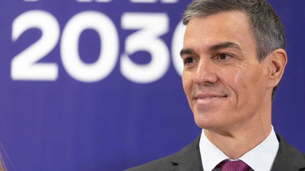 
<p>    MADRID, 6 (EUROPA PRESS)</p>
<p>   El presidente del Gobierno, Pedro S&aacute;nchez, ha se&ntilde;alado que cumplir con la Constituci&oacute;n "es el mejor camino para avanzar hacia un futuro de igualdad y justicia social, con servicios p&uacute;blicos fuertes que mejoren la vida de la gente".</p>
<p>    "Hoy celebramos 47 a&ntilde;os de democracia, libertad, derechos y convivencia. &iexcl;Feliz D&iacute;a de la Constituci&oacute;n!", ha se&ntilde;alado este s&aacute;bado S&aacute;nchez en una publicaci&oacute;n en X.</p>
<p>    El l&iacute;der del Ejecutivo asistir&aacute; este s&aacute;bado al acto institucional por el D&iacute;a de la Constituci&oacute;n que se celebrar&aacute; en el Congreso de los Diputados.</p>
<p>     La Cortes Generales celebrar&aacute;n el cuadrag&eacute;simo s&eacute;ptimo aniversario de la Constituci&oacute;n de 1978 en un clima de crispaci&oacute;n pol&iacute;tica y con el 'plante' de m&aacute;s de la mitad de los grupos parlamentarios, entre ellos los socios parlamentarios del Gobierno de Pedro S&aacute;nchez.</p>
<p>   El Sal&oacute;n de Pasos Perdidos ser&aacute; el escenario del acto institucional con motivo del aniversario de la Carta Magna en un a&ntilde;o marcado por la celebraci&oacute;n de los 50 a&ntilde;os de las muerte del dictador Francisco Franco y la restauraci&oacute;n de la Monarqu&iacute;a.</p>
<p>   Pero sobre todo un a&ntilde;o en el que la tensi&oacute;n y la crispaci&oacute;n han marcado el curso pol&iacute;tico y jur&iacute;dico, con socialistas y 'populares' principalmente enfrentados por diversos asuntos, entre ellos los casos de corrupci&oacute;n que rodean al PSOE y al entorno del presidente del Gobierno, Pedro S&aacute;nchez.</p>
<p>   En concreto, el 'caso Koldo' ha provocado, de entrada, la prisi&oacute;n provisional para los dos exsecretarios de Organizaci&oacute;n del PSOE, Jos&eacute; Luis &Aacute;balos, a&uacute;n diputado del Grupo Mixto, y Santos Cerd&aacute;n --ahora est&aacute; en libertad--, as&iacute; como del exasesor de &Aacute;balos, Koldo Garc&iacute;a.</p>
      