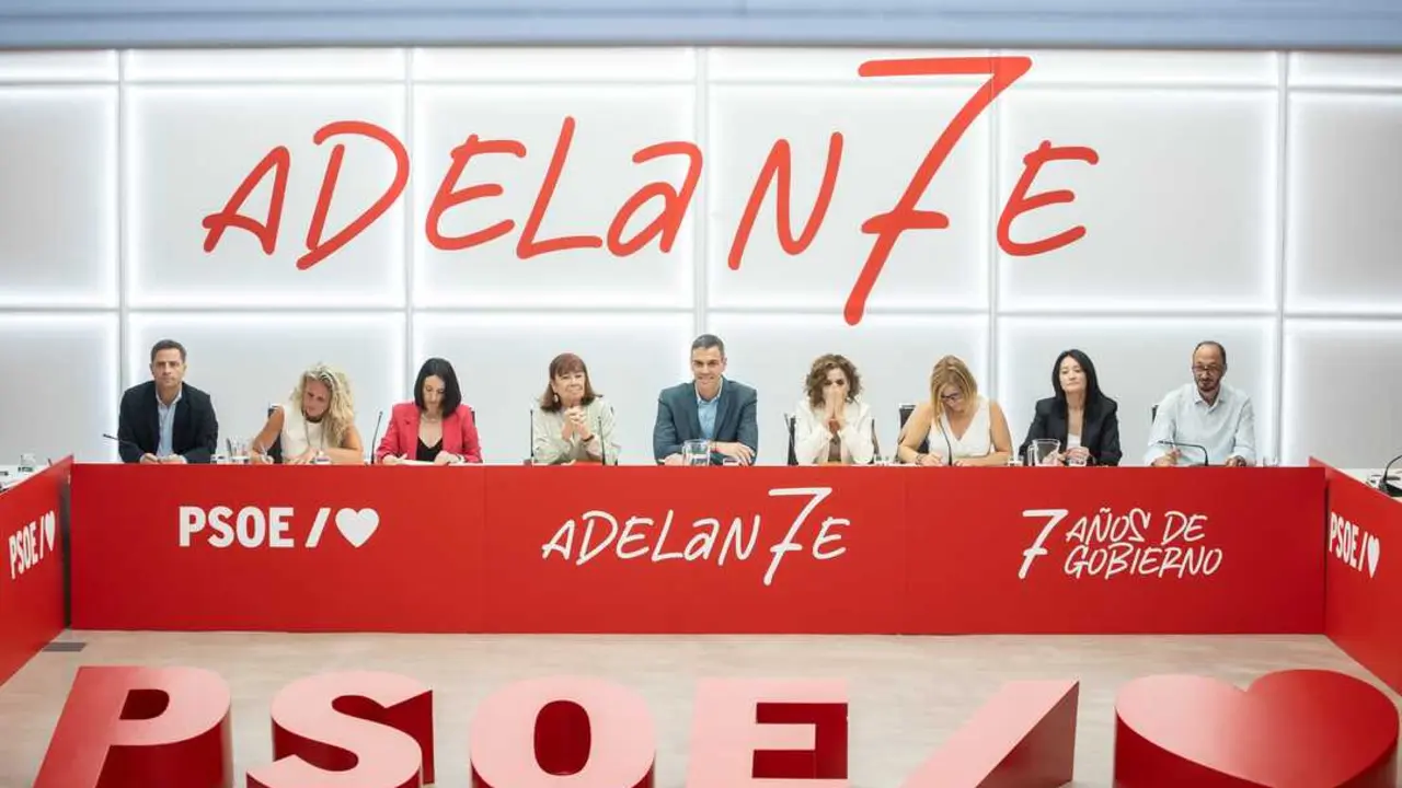 
<p>    MADRID, 6 (EUROPA PRESS)</p>
<p>   El PSOE ha publicado este s&aacute;bado un v&iacute;deo en el que asegura que "ha hecho, hace y har&aacute; todo" por defender la Constituci&oacute;n espa&ntilde;ola y ha advertido de que "nunca" permitir&aacute;n "menos Constituci&oacute;n como quieren algunos".</p>
<p>    "Este es el partido que ha hecho, hace y har&aacute;, todo por defenderla y por completarla con las leyes que nos merecemos, por seguir peleando por una vivienda digna para todos y todas, porque nunca permitiremos menos constituci&oacute;n como quieren algunos. Es hoy, somos Constituci&oacute;n, hacemos Constituci&oacute;n", ha reivindicado la formaci&oacute;n con motivo de la celebraci&oacute;n del D&iacute;a de la Constituci&oacute;n este s&aacute;bado 6 de diciembre.</p>
<p>    Los socialistas tambi&eacute;n han avisado de que la Constituci&oacute;n "ser&iacute;a mucho menos Constituci&oacute;n" si se quita la lucha por los derechos de las mujeres, todos los derechos de los trabajadores o poder tener mejores pensiones".</p>
<p>   Tambi&eacute;n si se quita de la Carta Magna que "puedan casarse personas del mismo sexo o todas las leyes LGTBI, si desaparece de ella la defensa de la sanidad o la ense&ntilde;anza p&uacute;blica".</p>
<p>    "La Constituci&oacute;n es igualdad, derechos y libertades para todos y todas. Somos el partido que la ha defendido, la defiende y la seguir&aacute; fortaleciendo con las leyes que necesitamos. Nunca permitiremos menos Constituci&oacute;n, como algunos quieren. Porque somos Constituci&oacute;n. Hacemos Constituci&oacute;n", aseveran los socialistas.</p>
<p>    En este contexto, el presidente del Gobierno, Pedro S&aacute;nchez, ha se&ntilde;alado que cumplir con la Constituci&oacute;n "es el mejor camino para avanzar hacia un futuro de igualdad y justicia social, con servicios p&uacute;blicos fuertes que mejoren la vida de la gente".</p>
<p>    "Hoy celebramos 47 a&ntilde;os de democracia, libertad, derechos y convivencia. &iexcl;Feliz D&iacute;a de la Constituci&oacute;n!", ha subrayado este s&aacute;bado S&aacute;nchez en una publicaci&oacute;n en X.</p>
      